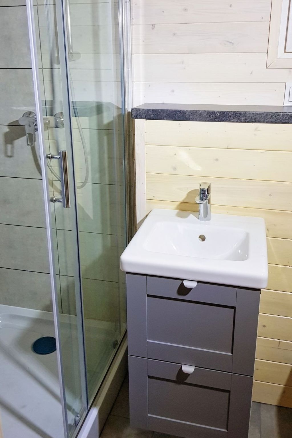 Gemütliches Ferienhaus in Gmina Stegna mit Terrasse, Grill und Garten-Binnen