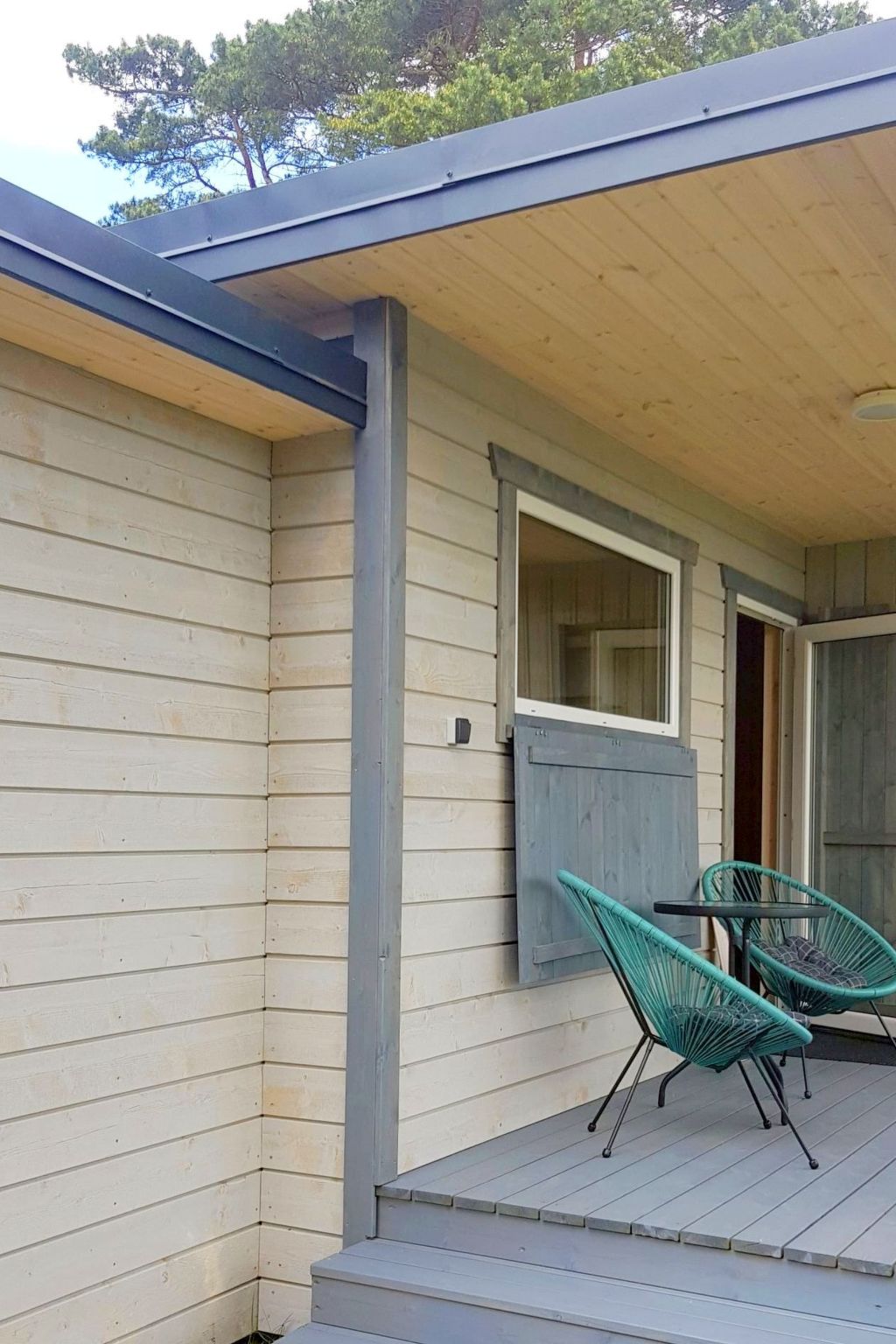 Gemütliches Ferienhaus in Gmina Stegna mit Terrasse, Grill und Garten-Buiten