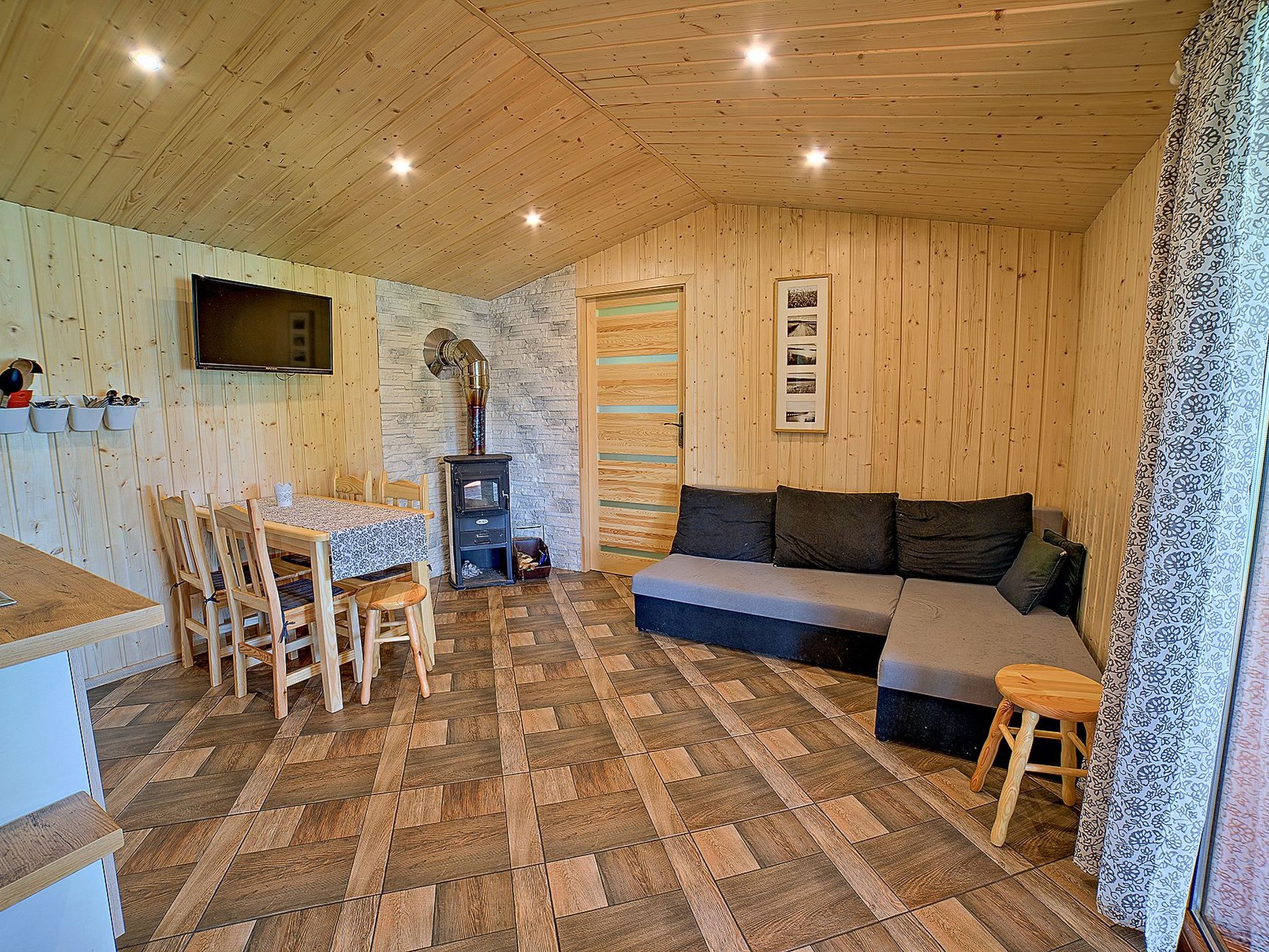 HOLZHÄUSCHEN AM RADUŃSKI SEE