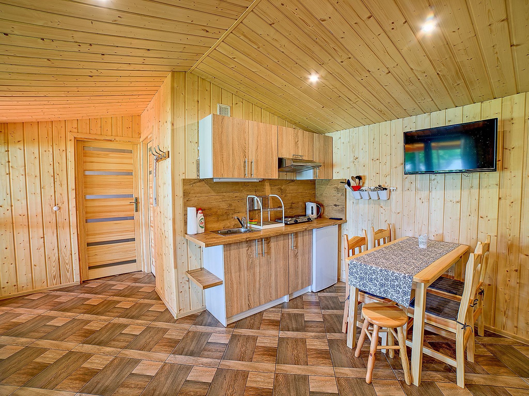 HOLZHÄUSCHEN AM RADUŃSKI SEE