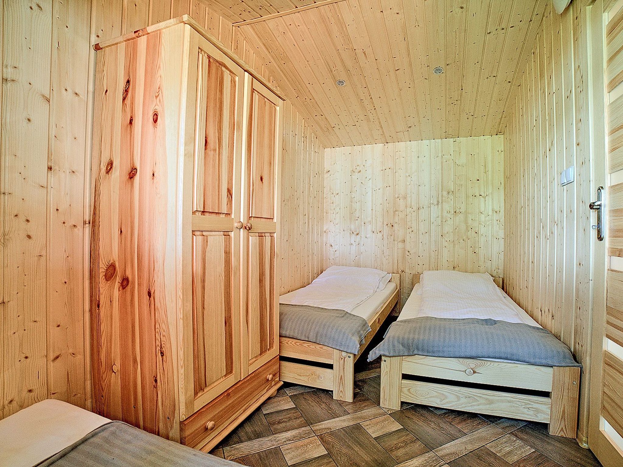 HOLZHÄUSCHEN AM RADUŃSKI SEE-Binnen