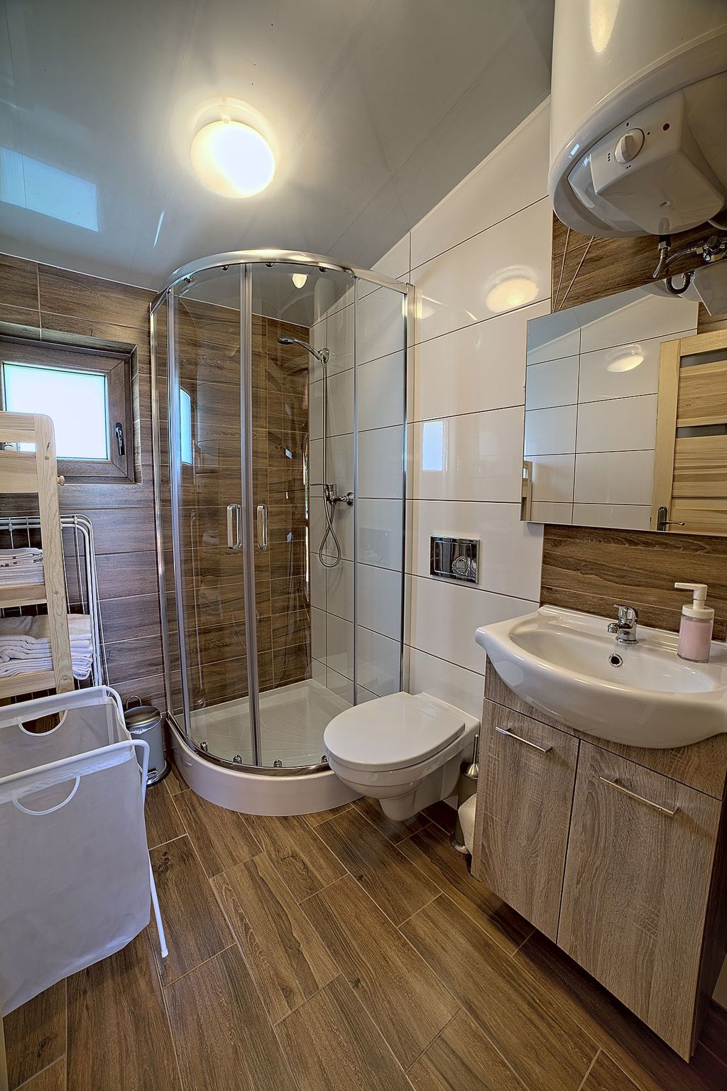 HOLZHÄUSCHEN AM RADUŃSKI SEE-Binnen