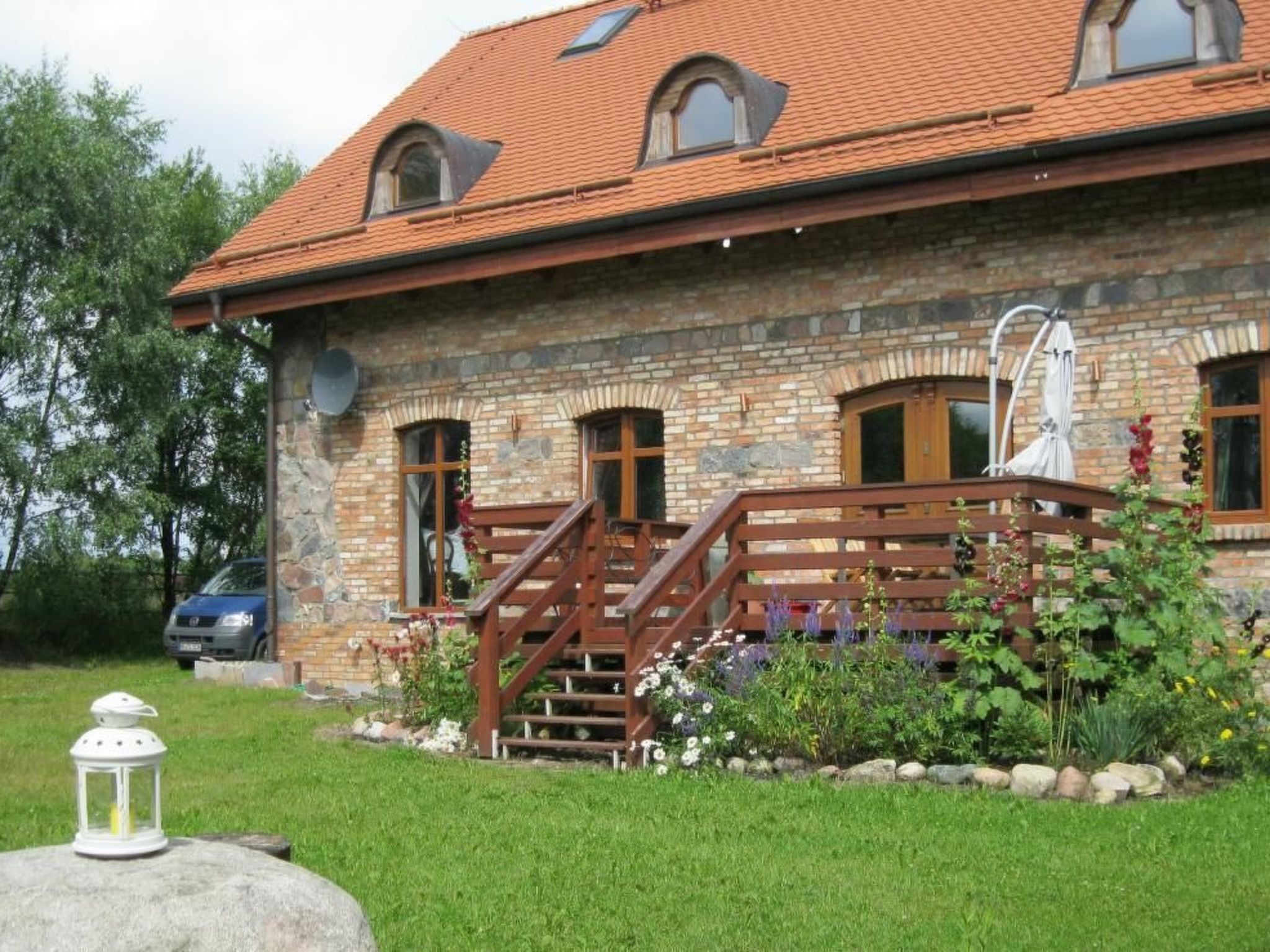 Your holiday home is located in the Kashubian commune of Serakowice in the village of Szopa in the middle of a quiet, rural area. Ideal if you want an independent and flexible holiday in Poland. Perfe..
