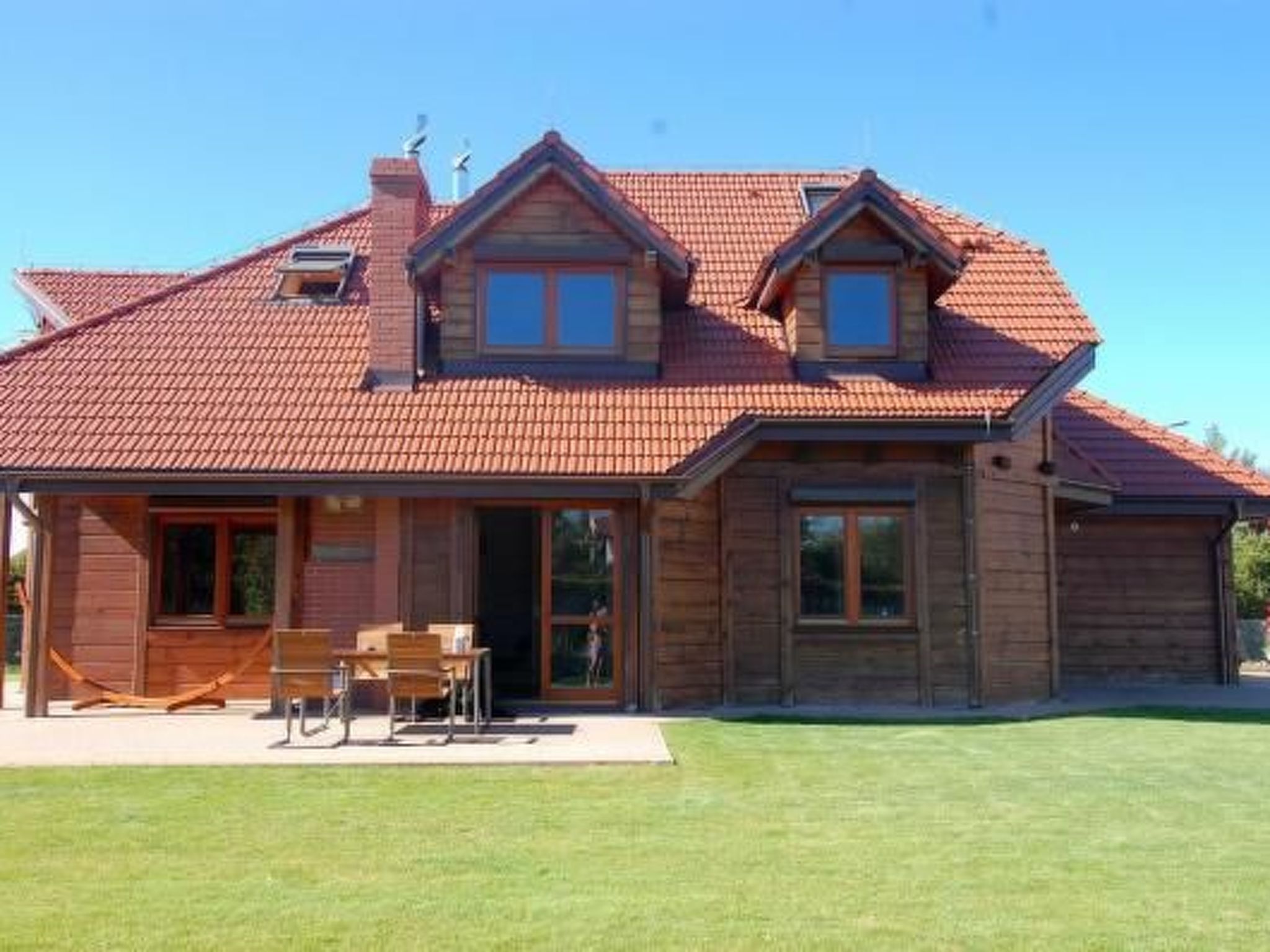 Mit Schwimmbad-Binnen