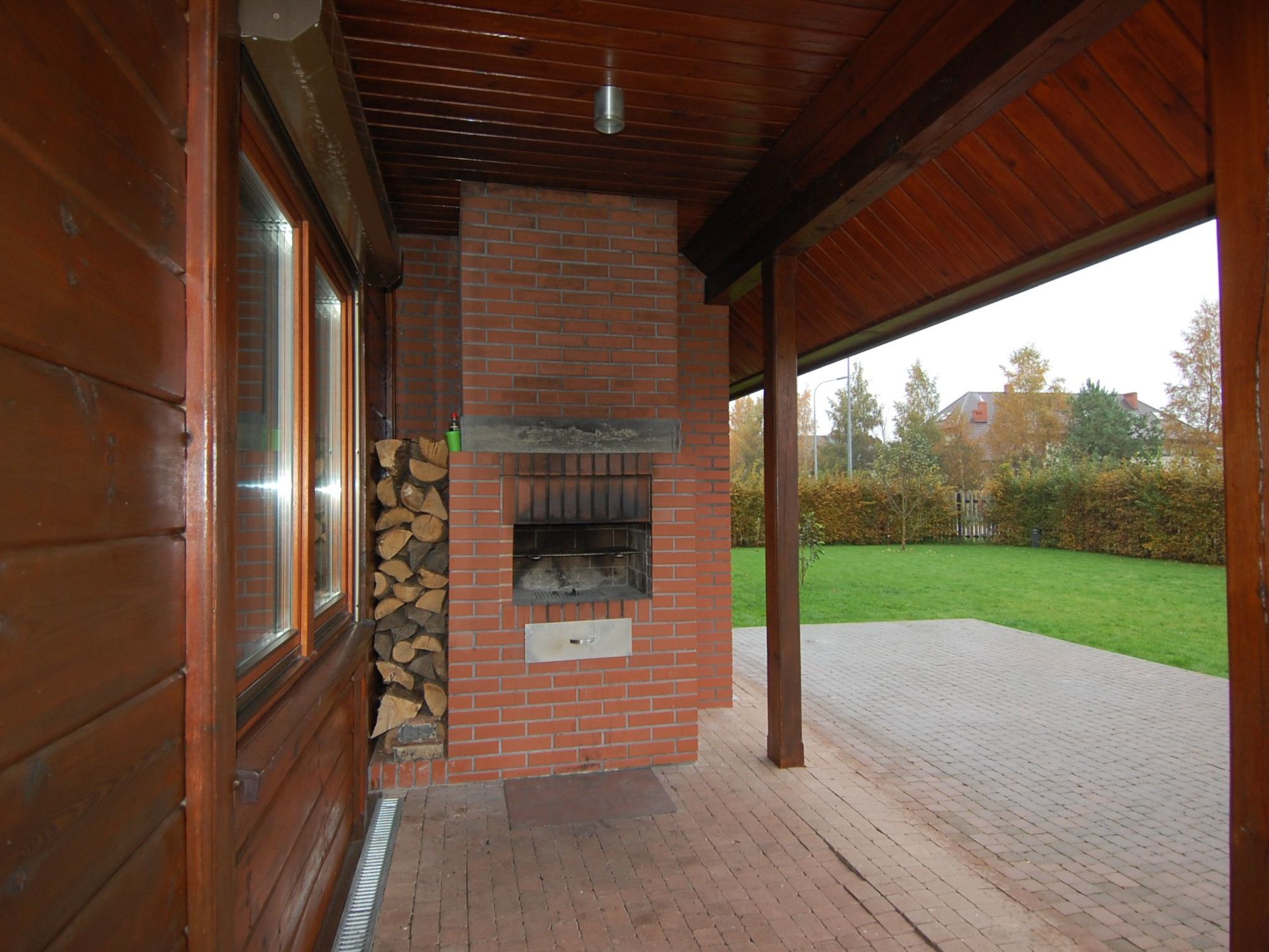 Mit Schwimmbad-Binnen