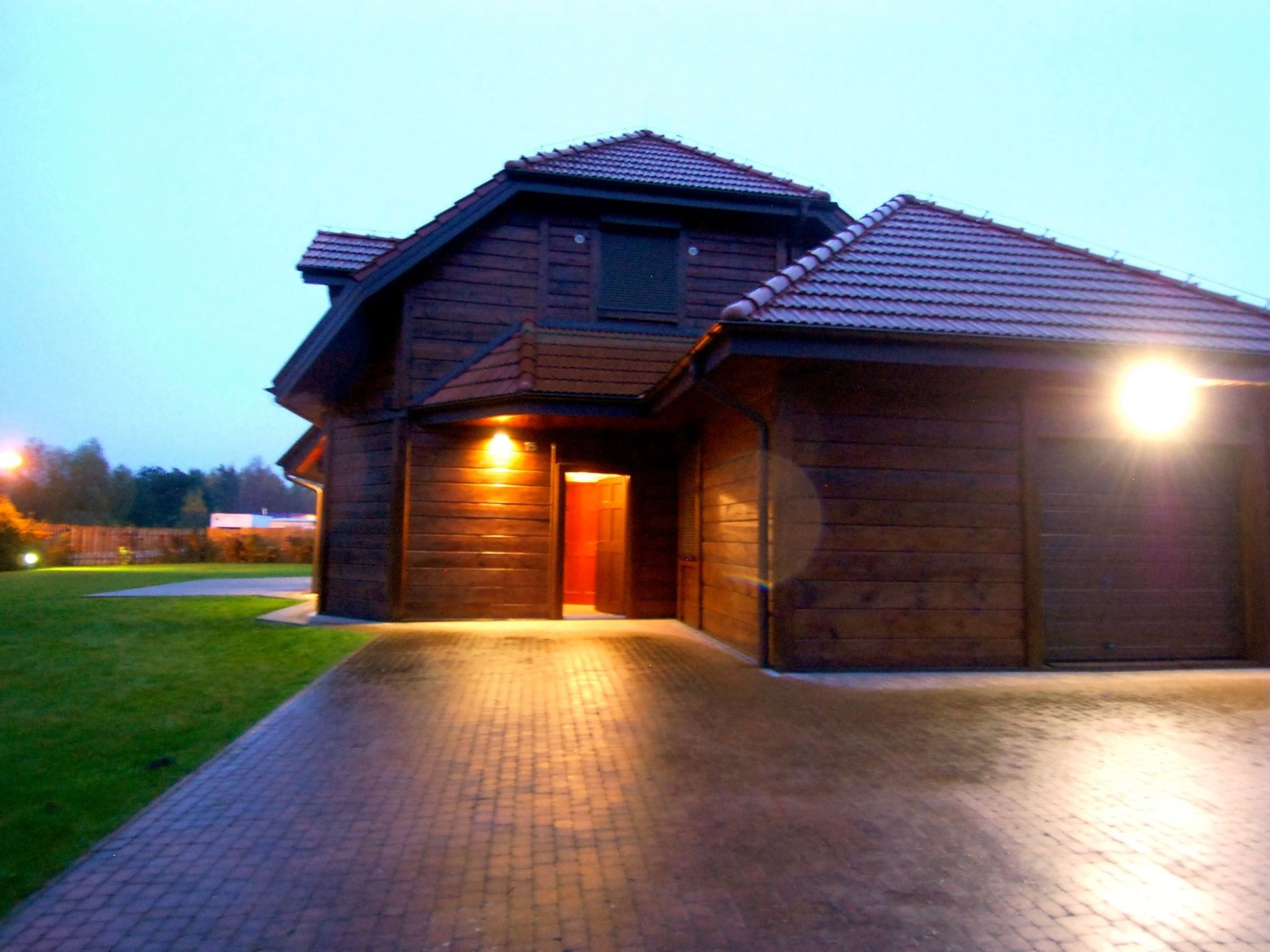 Mit Schwimmbad-Binnen