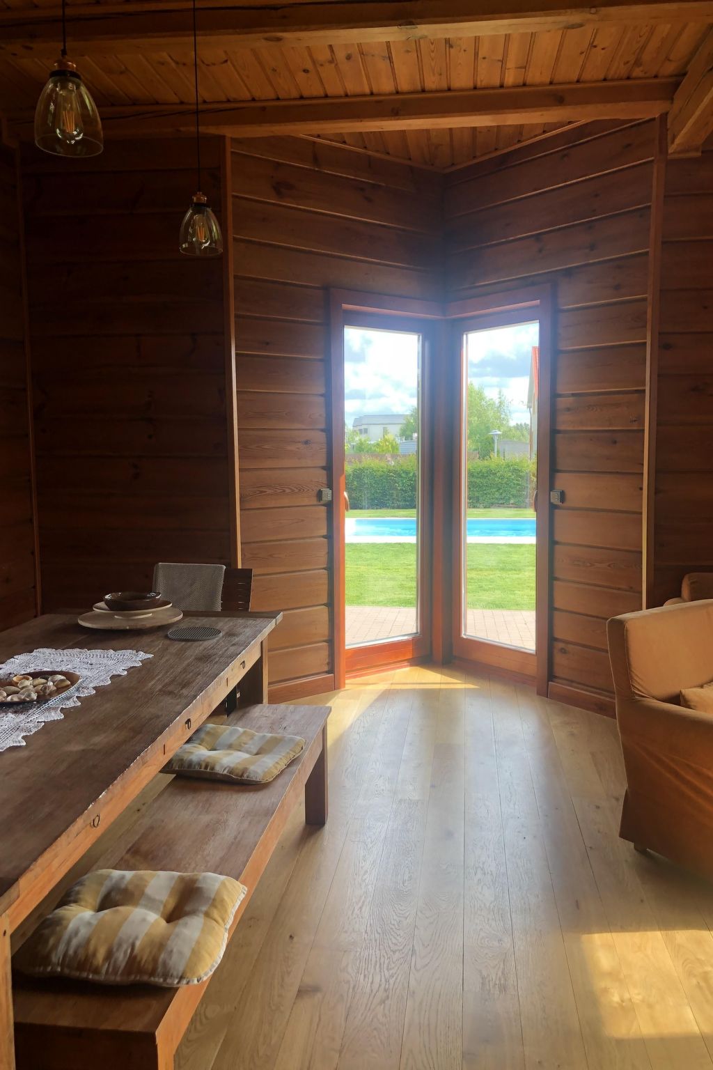 Mit Schwimmbad-Binnen