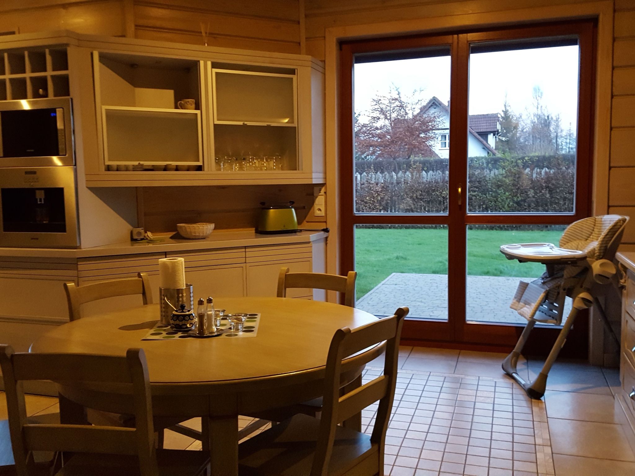 Mit Schwimmbad-Binnen