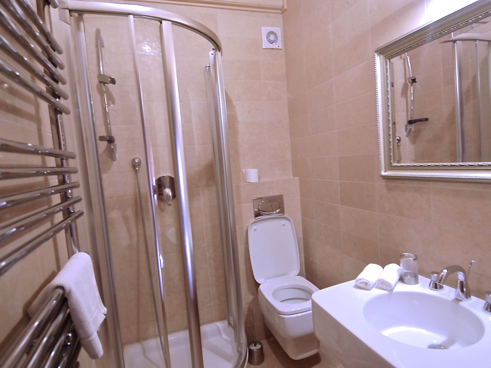 Mit Schwimmbad-Binnen