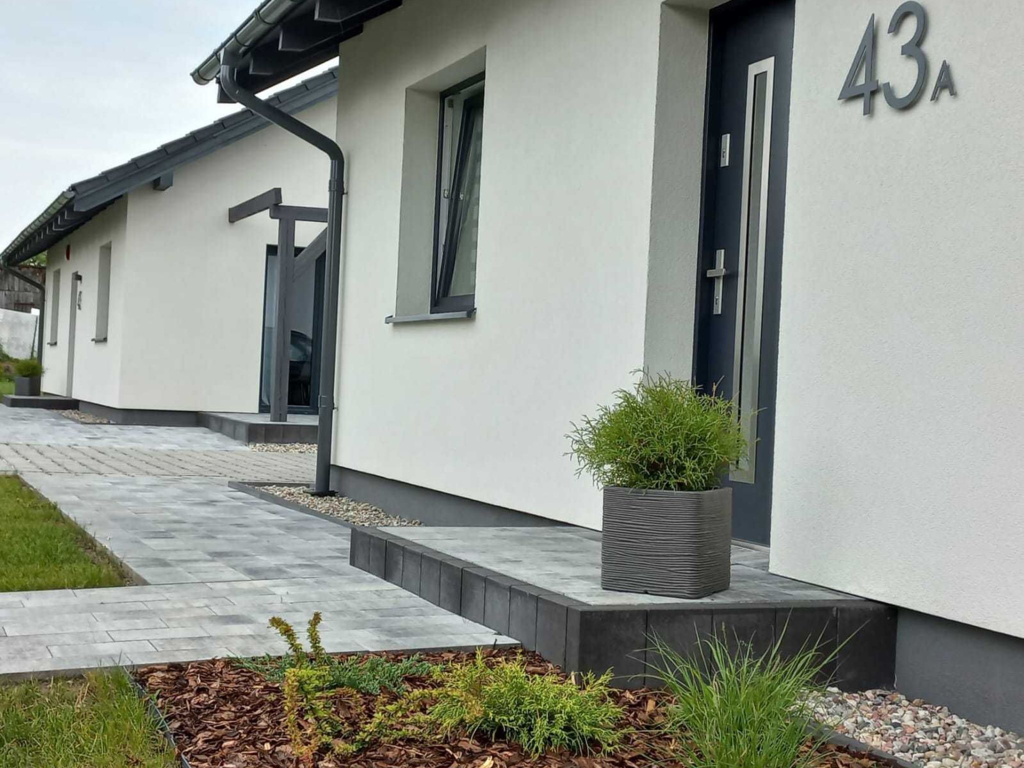 A modern and well-appointed year-round single-storey house for holiday stays, located in the Baltic seaside resort of Jastrzębia Góra (administratively Tupadły), the northernmost tip of Poland.The ..