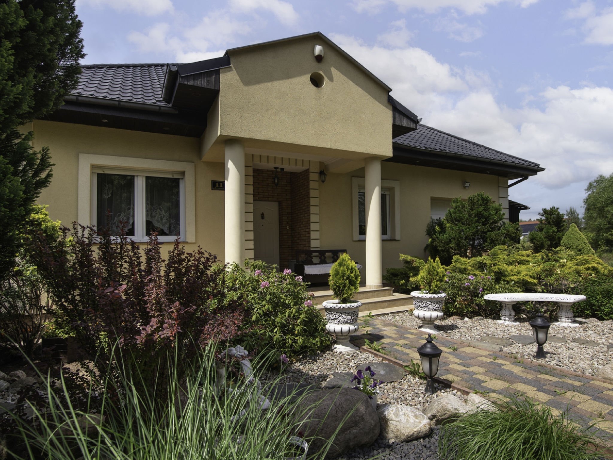 Huis 6-kamers 170 m2 op 2 verdiepingen. Gedeeltelijk afgeschuinde daken, comfortabel en mooi ingericht: groot, open woonkamer met open haard en Sat-TV (Flatscreen TV), radio, stereo-installatie en DVD..