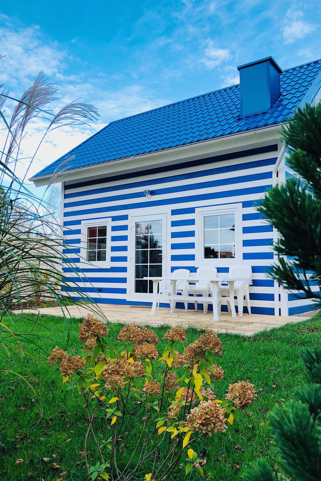 Haus in einer ruhigen Straße, in der Nähe des Waldes und des Meeres