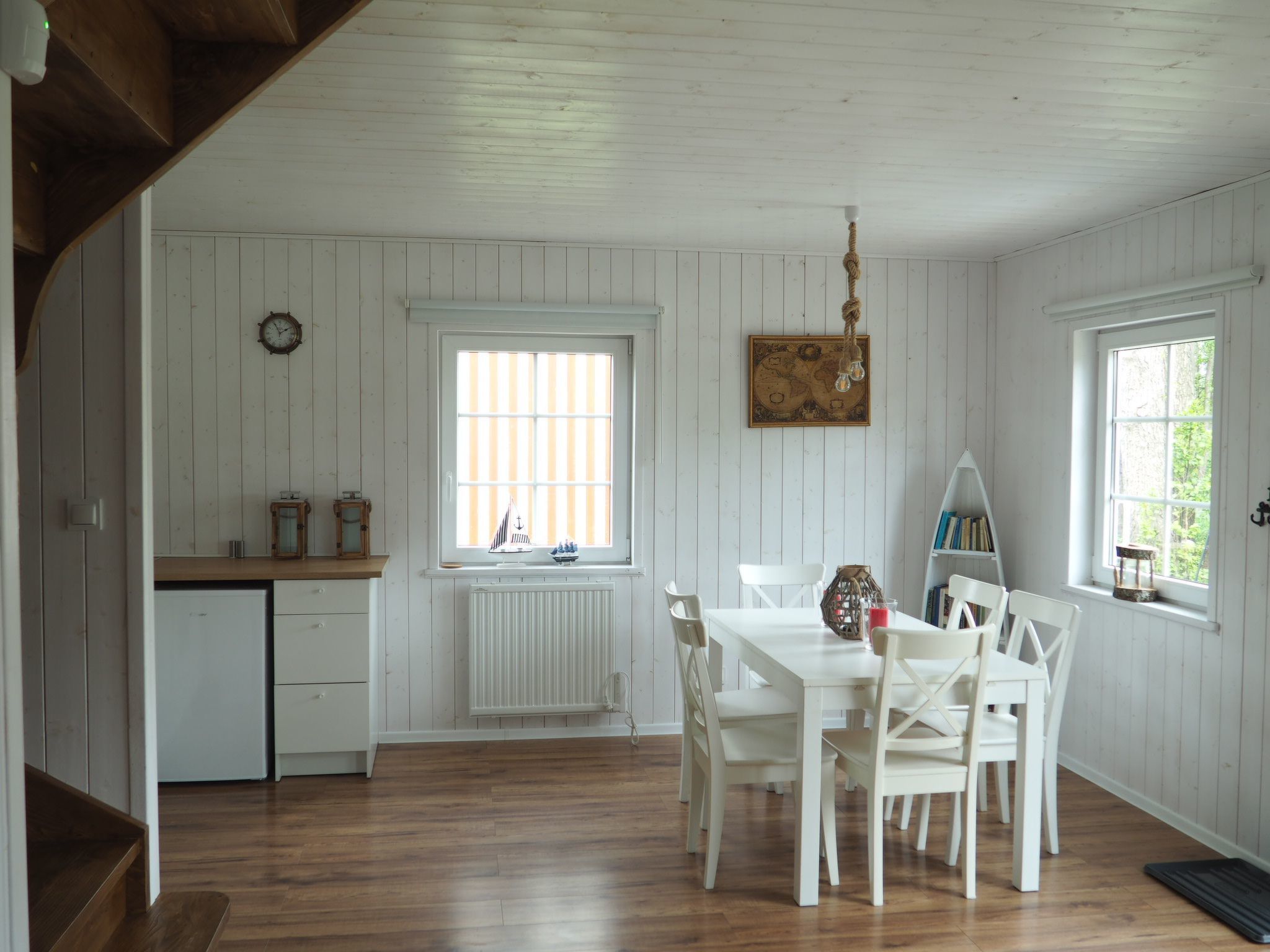 Haus in einer ruhigen Straße, in der Nähe des Waldes und des Meeres-Inside