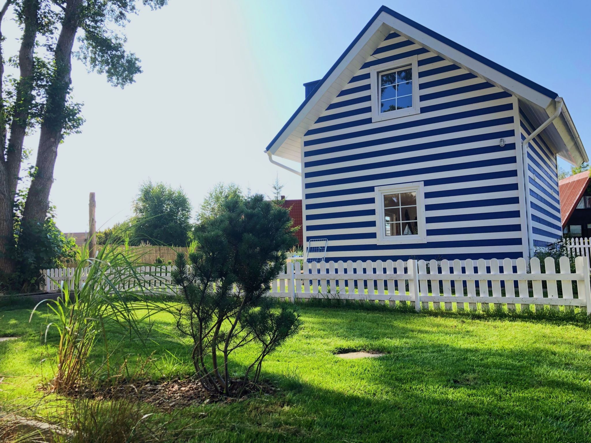 Haus in einer ruhigen Straße, in der Nähe des Waldes und des Meeres-Outside