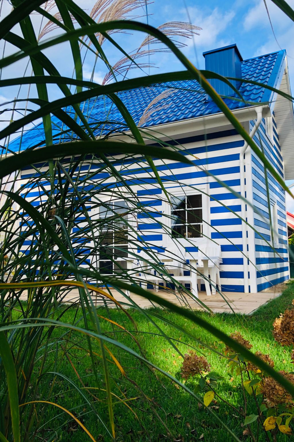 Haus in einer ruhigen Straße, in der Nähe des Waldes und des Meeres-Outside