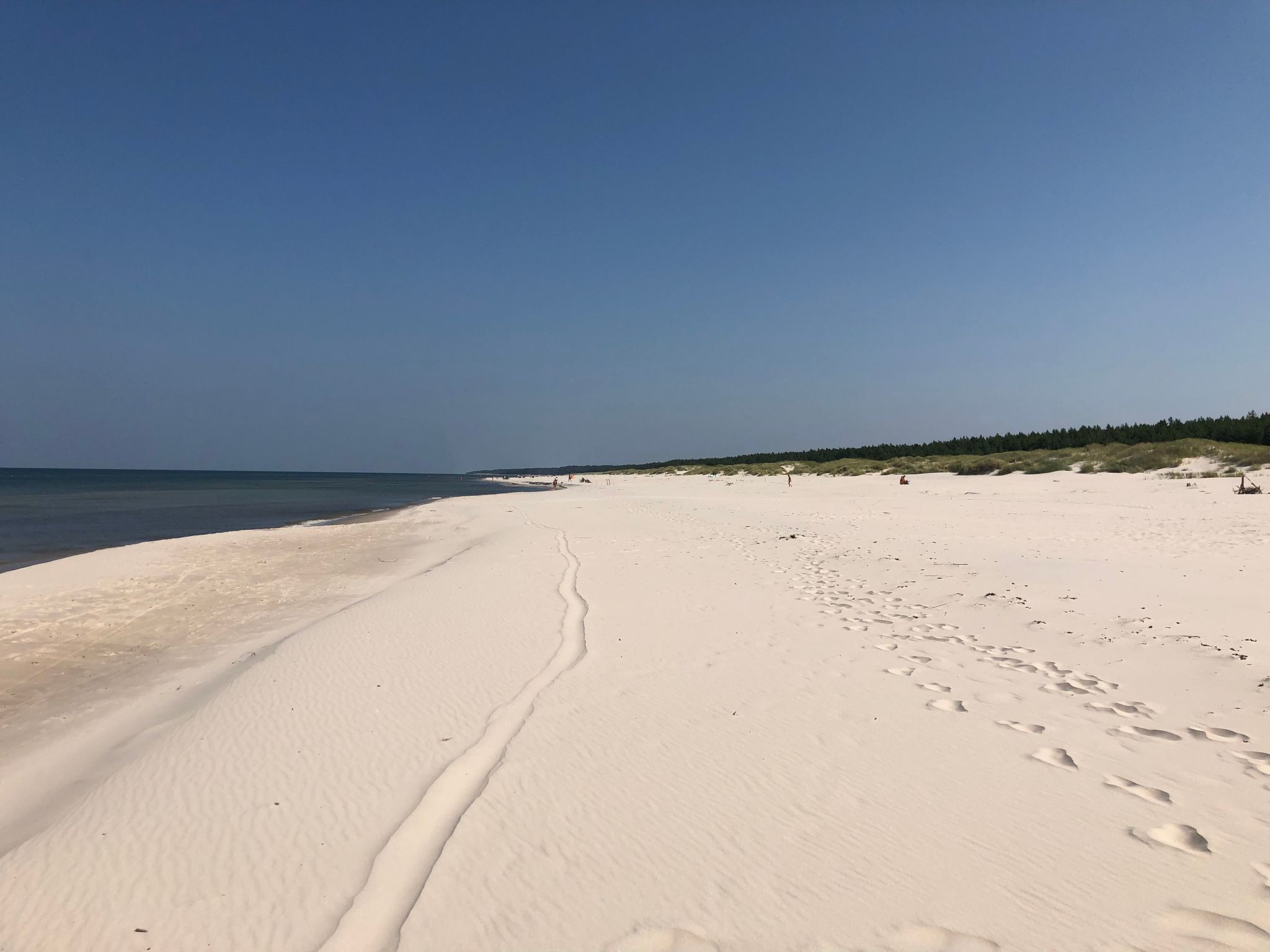 Haus in einer ruhigen Straße, in der Nähe des Waldes und des Meeres-Outside