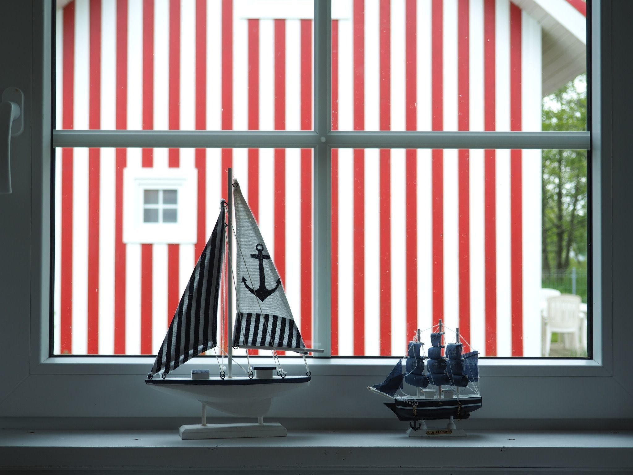 Haus in einer ruhigen Straße, in der Nähe des Waldes und des Meeres-Image-tags.info