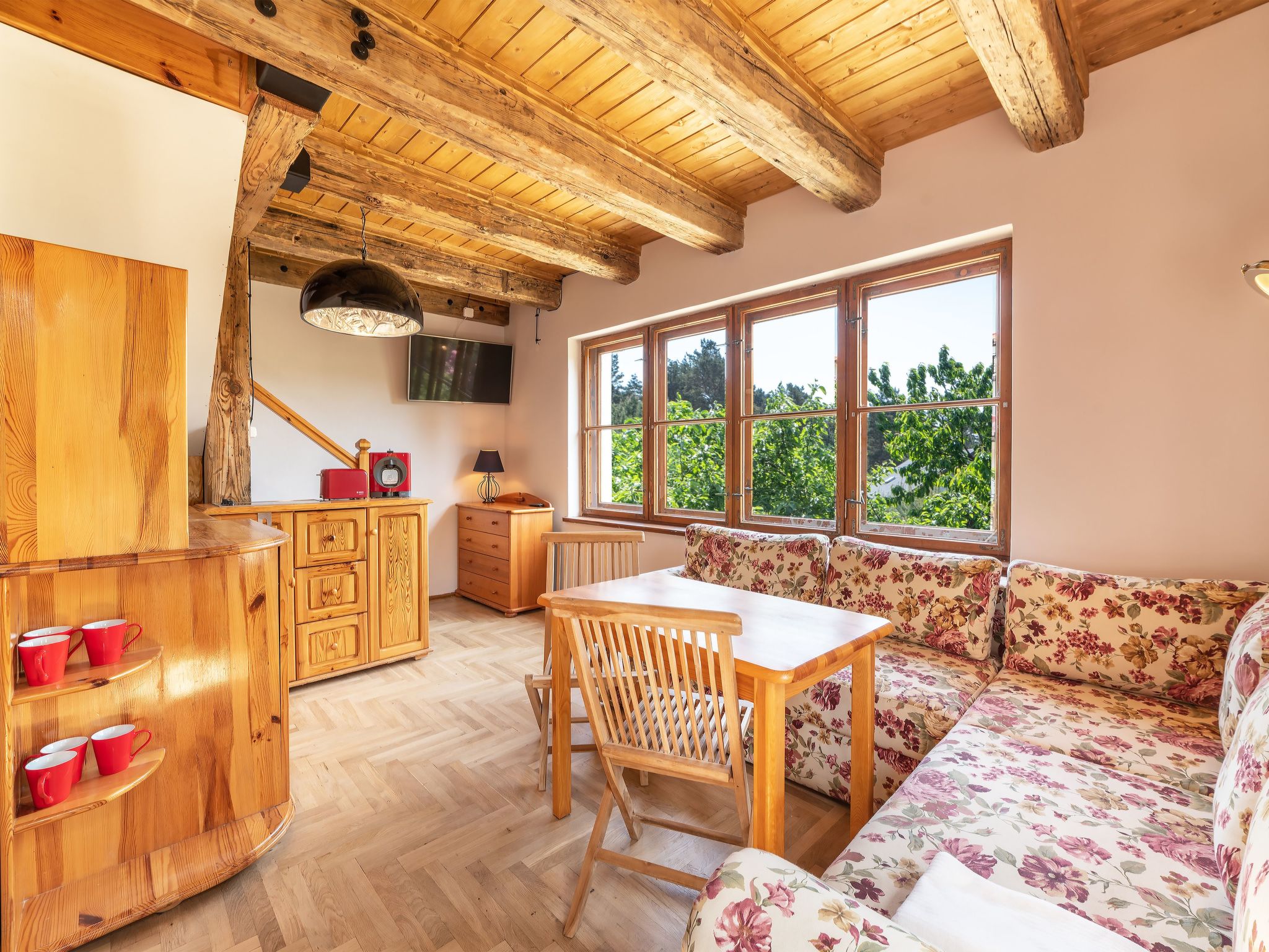 Kiefernwohnung mit Terrasse mit Blick auf den Garten