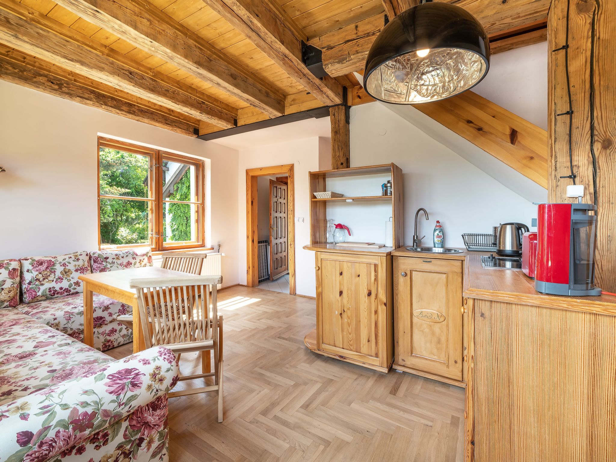 Kiefernwohnung mit Terrasse mit Blick auf den Garten