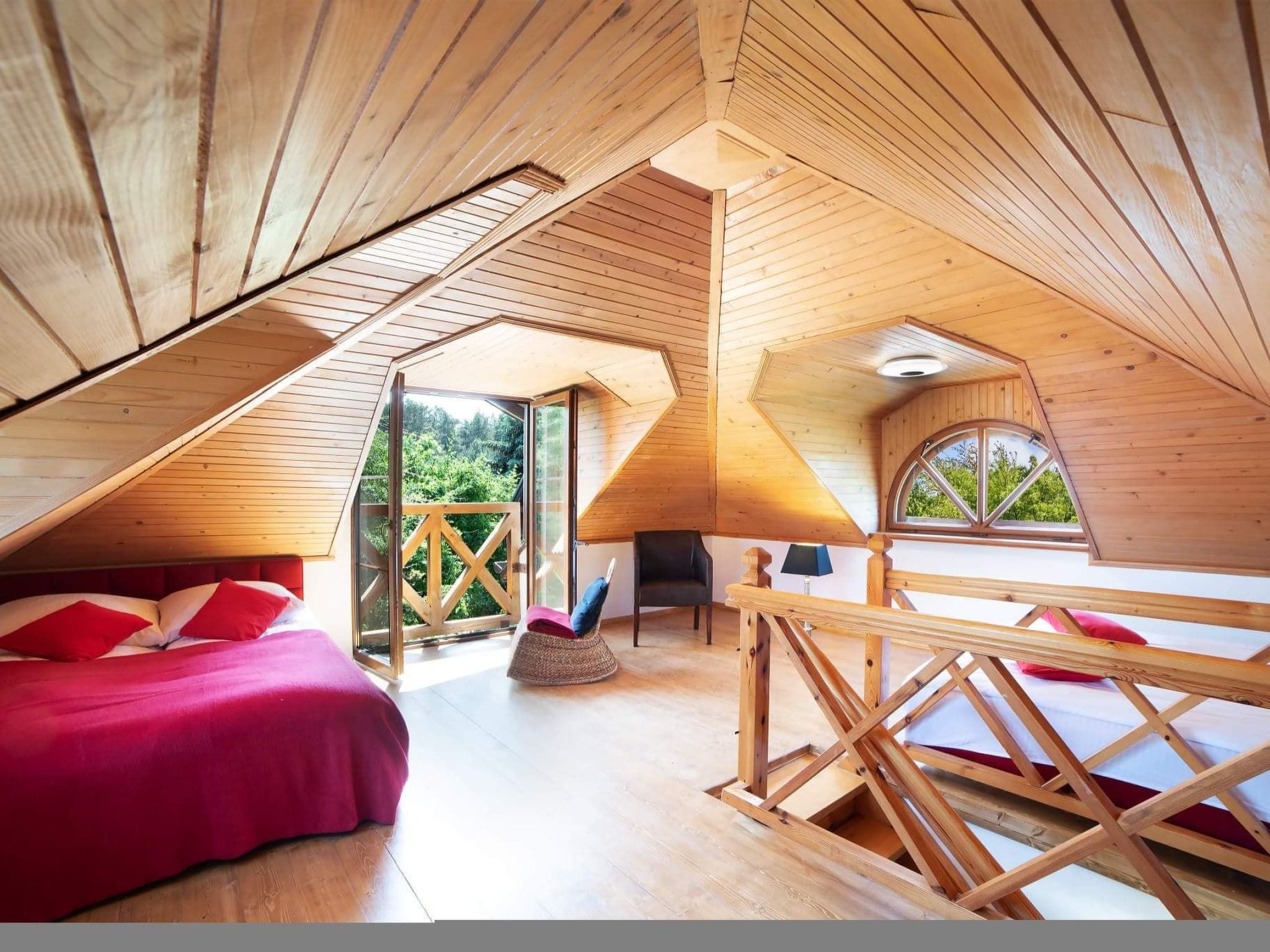 Kiefernwohnung mit Terrasse mit Blick auf den Garten