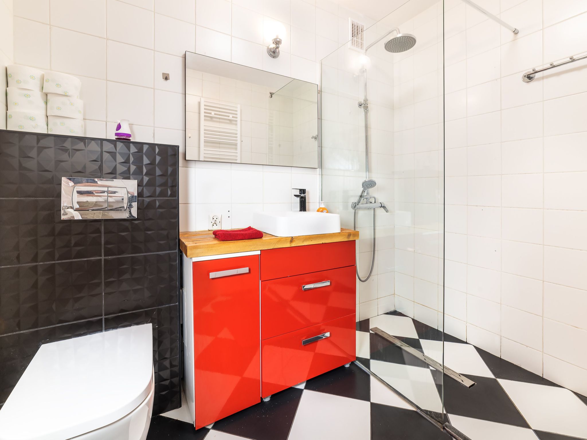 Kiefernwohnung mit Terrasse mit Blick auf den Garten