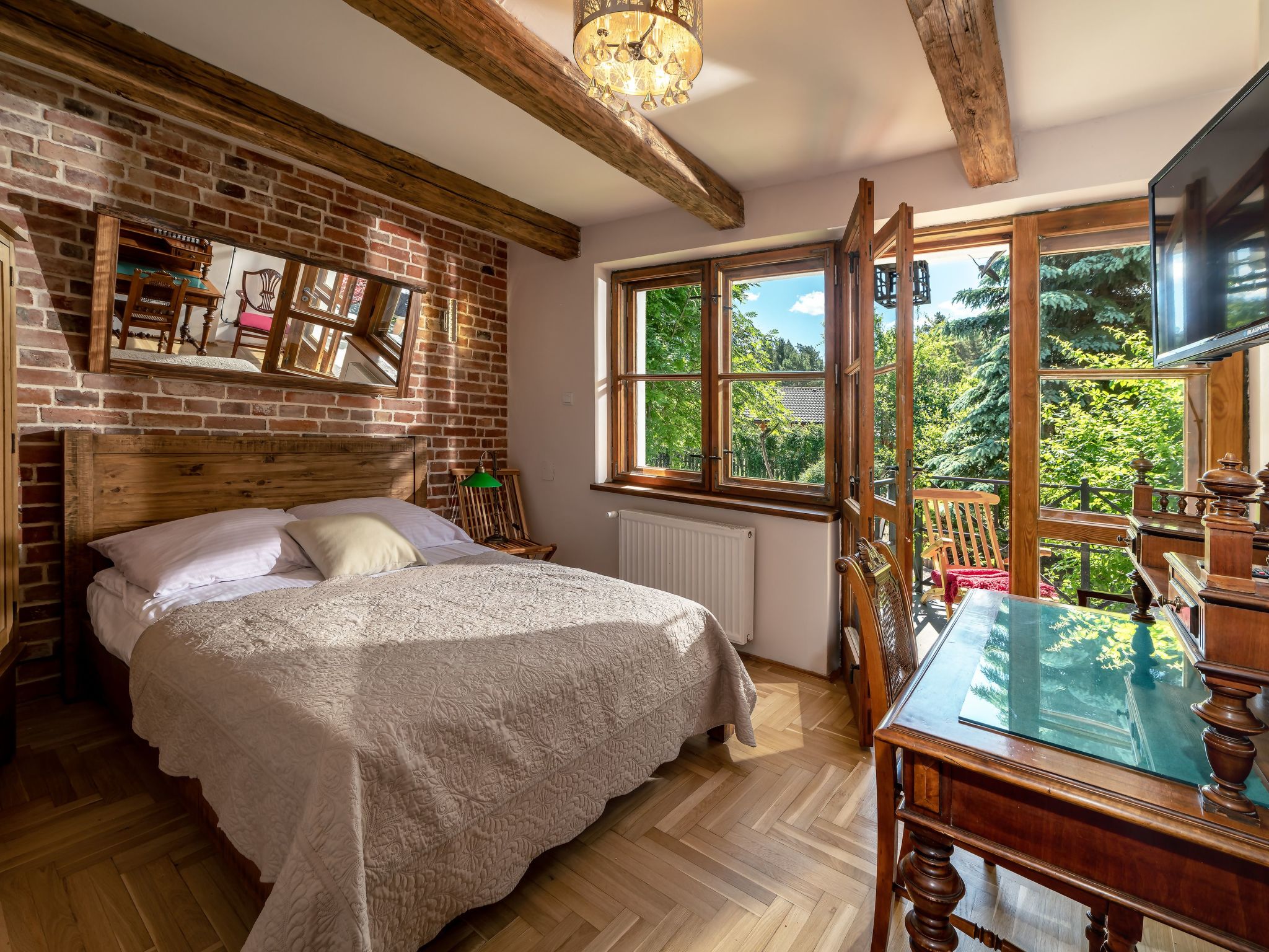 Backsteinwohnung mit Terrasse und Kamin im Erdgeschoss