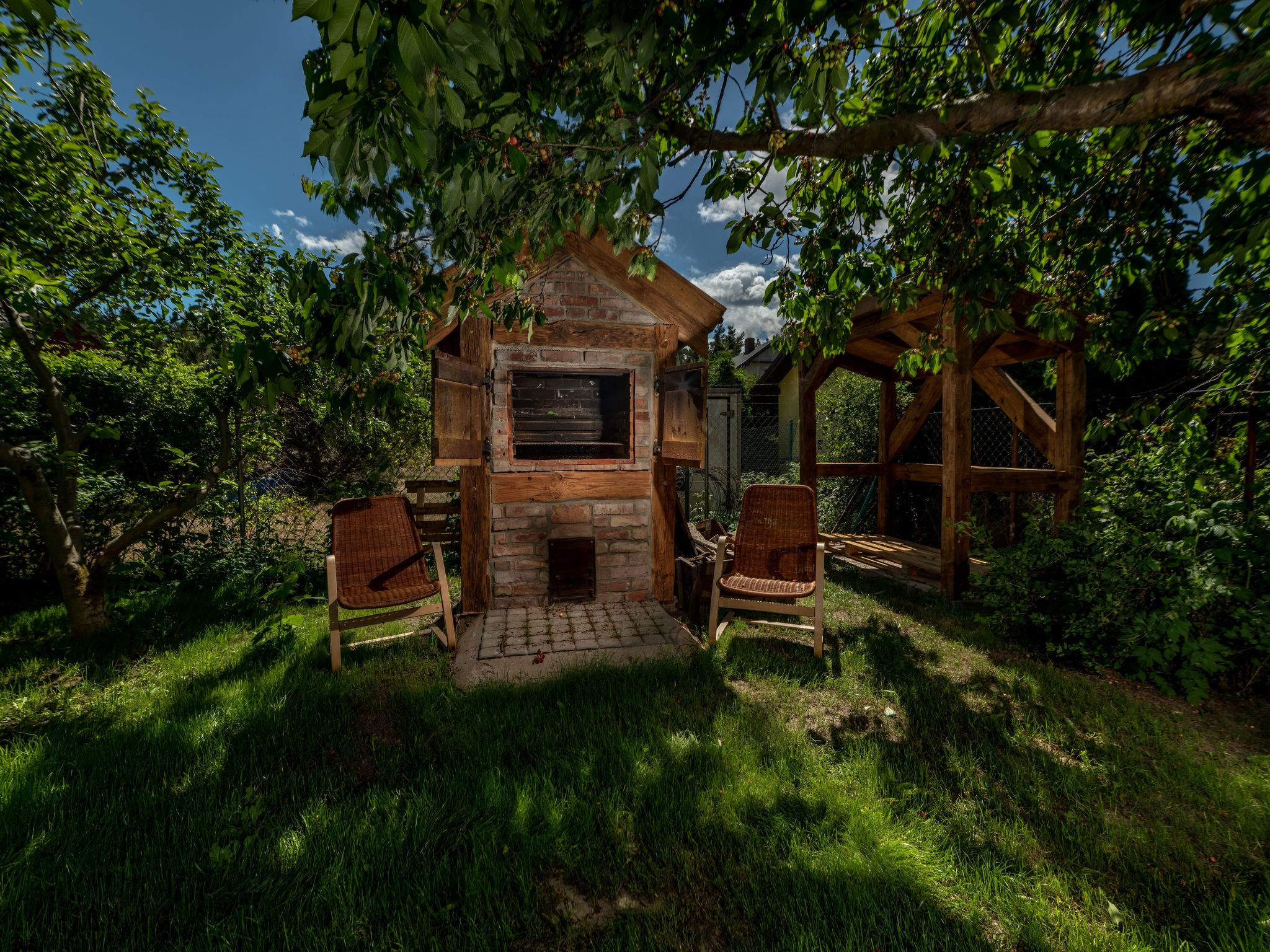 Backsteinwohnung mit Terrasse und Kamin im Erdgeschoss-Buiten