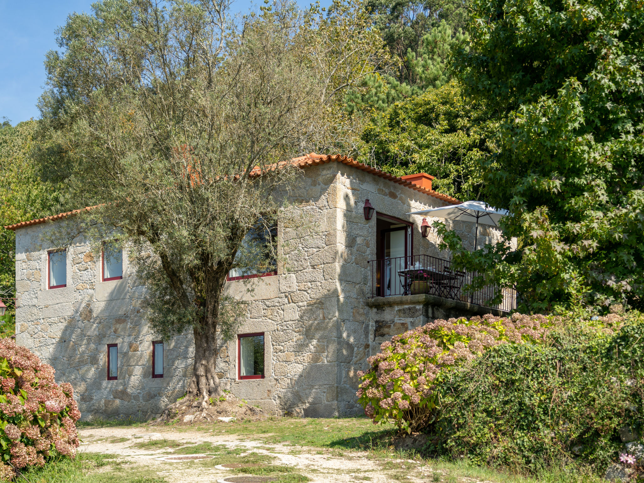 "Casa da Quinta de Pedral", 7-Zimmer-Haus 120 m2 auf 2 Stockwerken. Schön eingerichtet: 1 Zimmer mit 2 Betten (100 cm, Länge 200 cm), Dusche/WC und E-Heizofen. 1 Zimmer mit 2 Betten (85 cm, Länge 1..