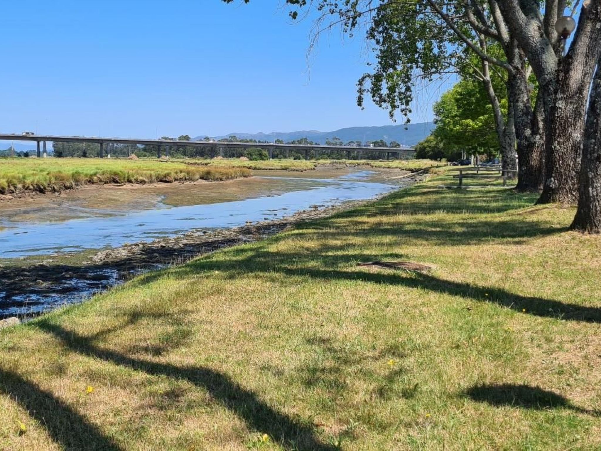 Haus am Flussufer-Dehors