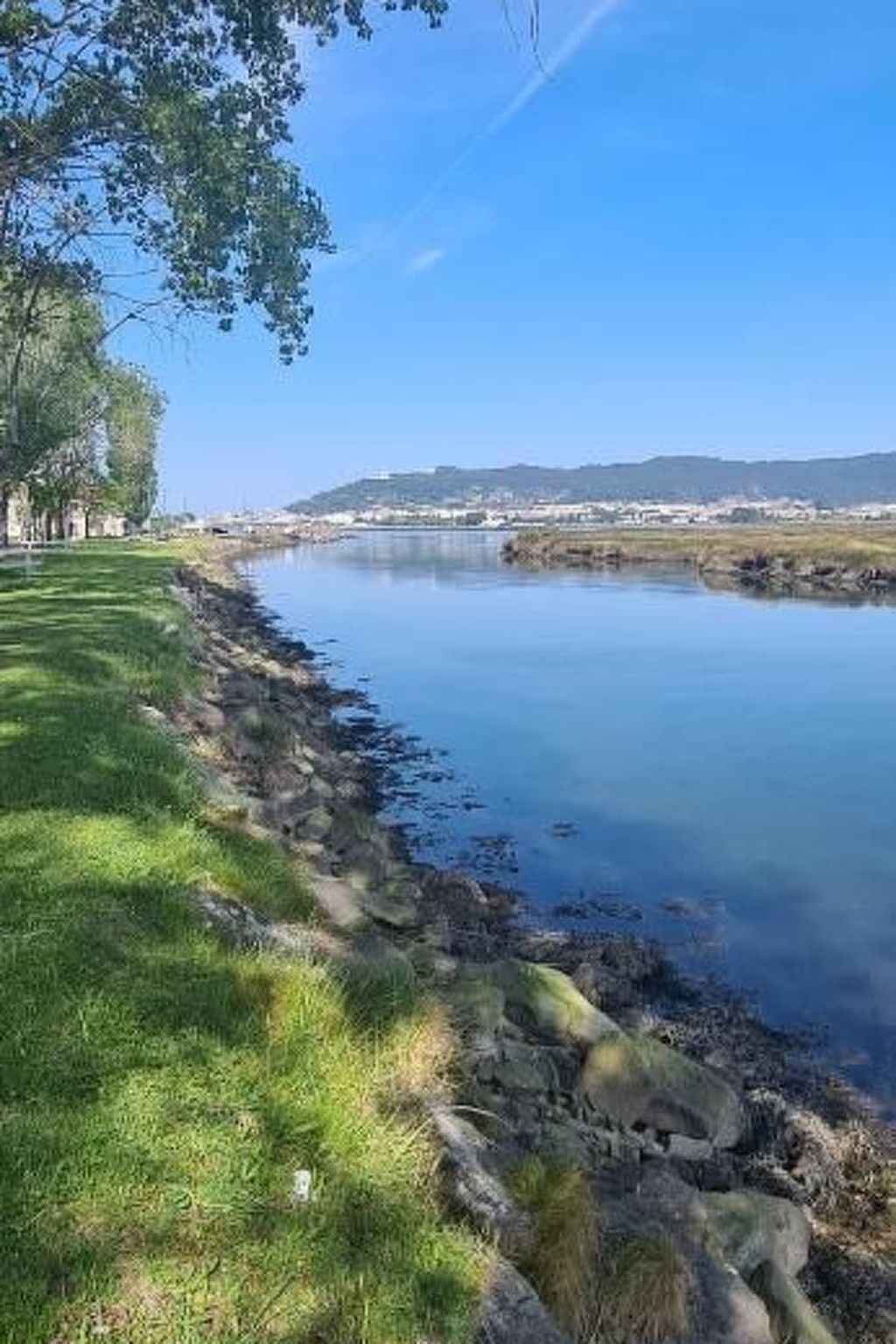 Haus am Flussufer-Dehors