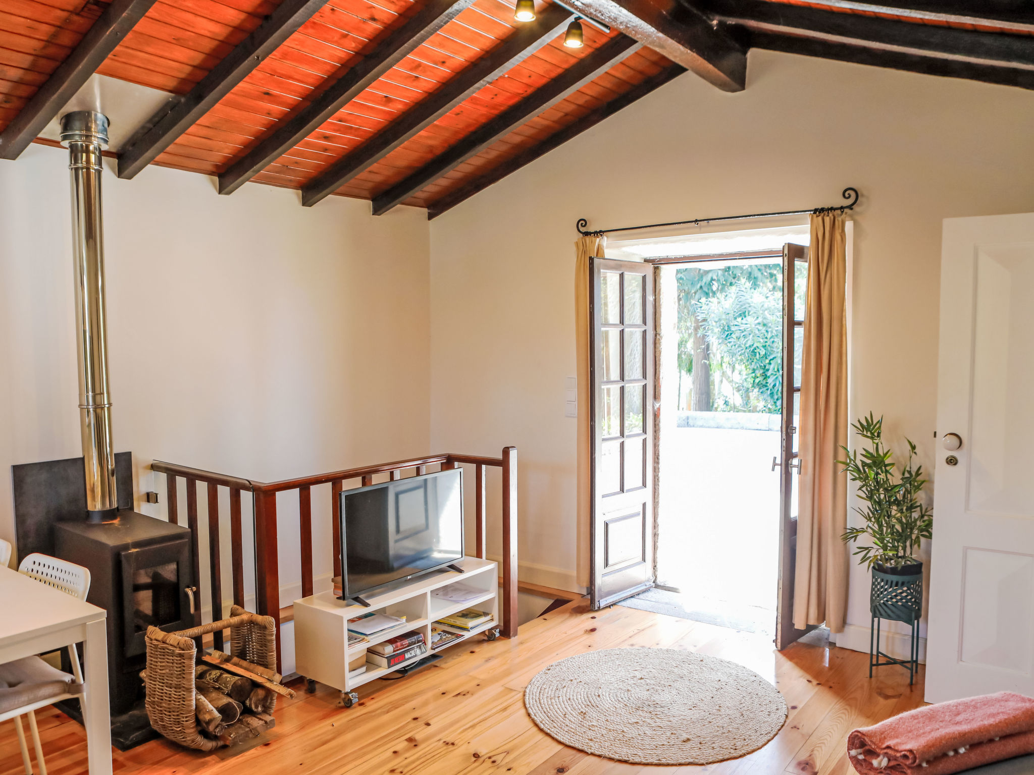 Kleines Ferienhaus mit Terrasse und Parkplatz - Drinnen