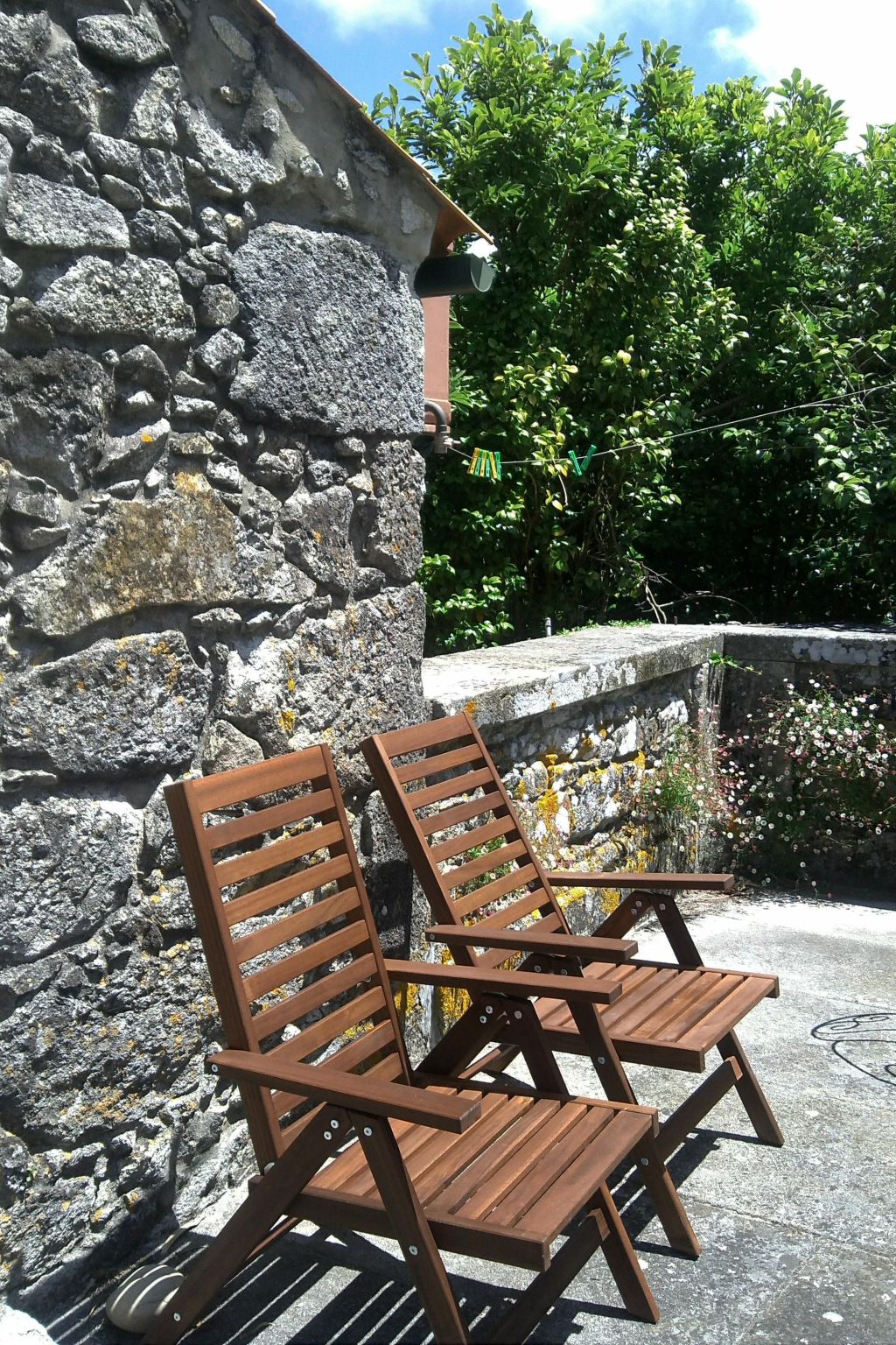 Kleines Ferienhaus mit Terrasse und Parkplatz - Draußen