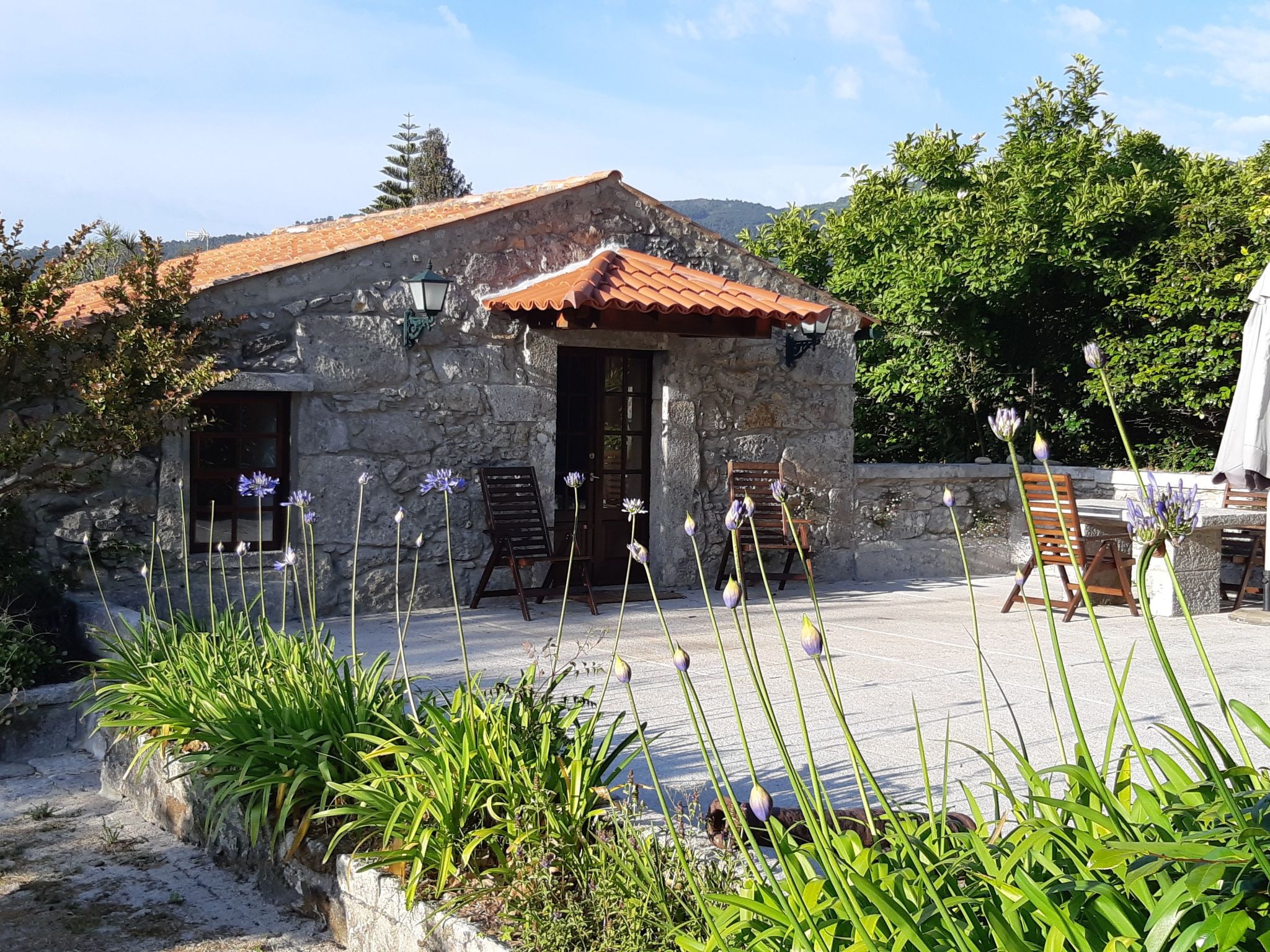 Kleines Ferienhaus mit Terrasse und Parkplatz - Draußen