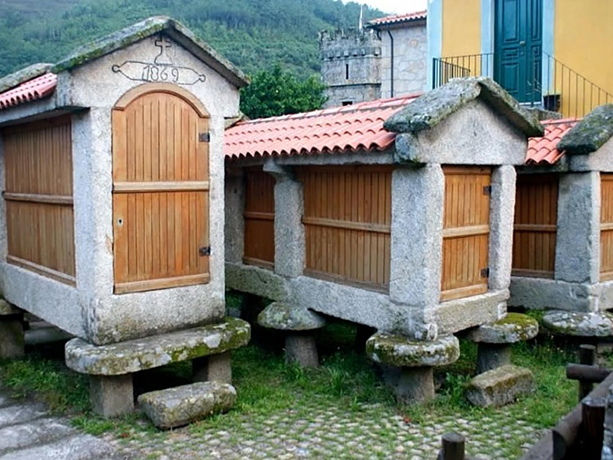 "Großmutters Häuschen" mit überdachter Terrasse-Binnen