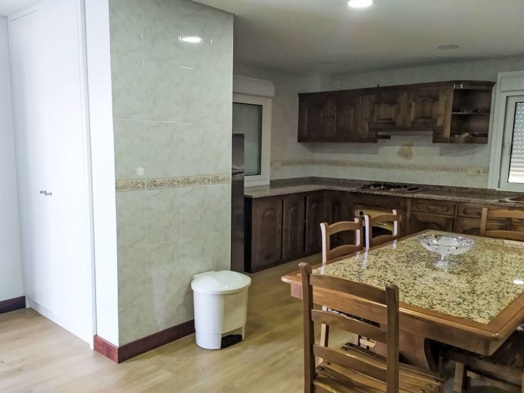 Walnut House with Private Pool - Binnen