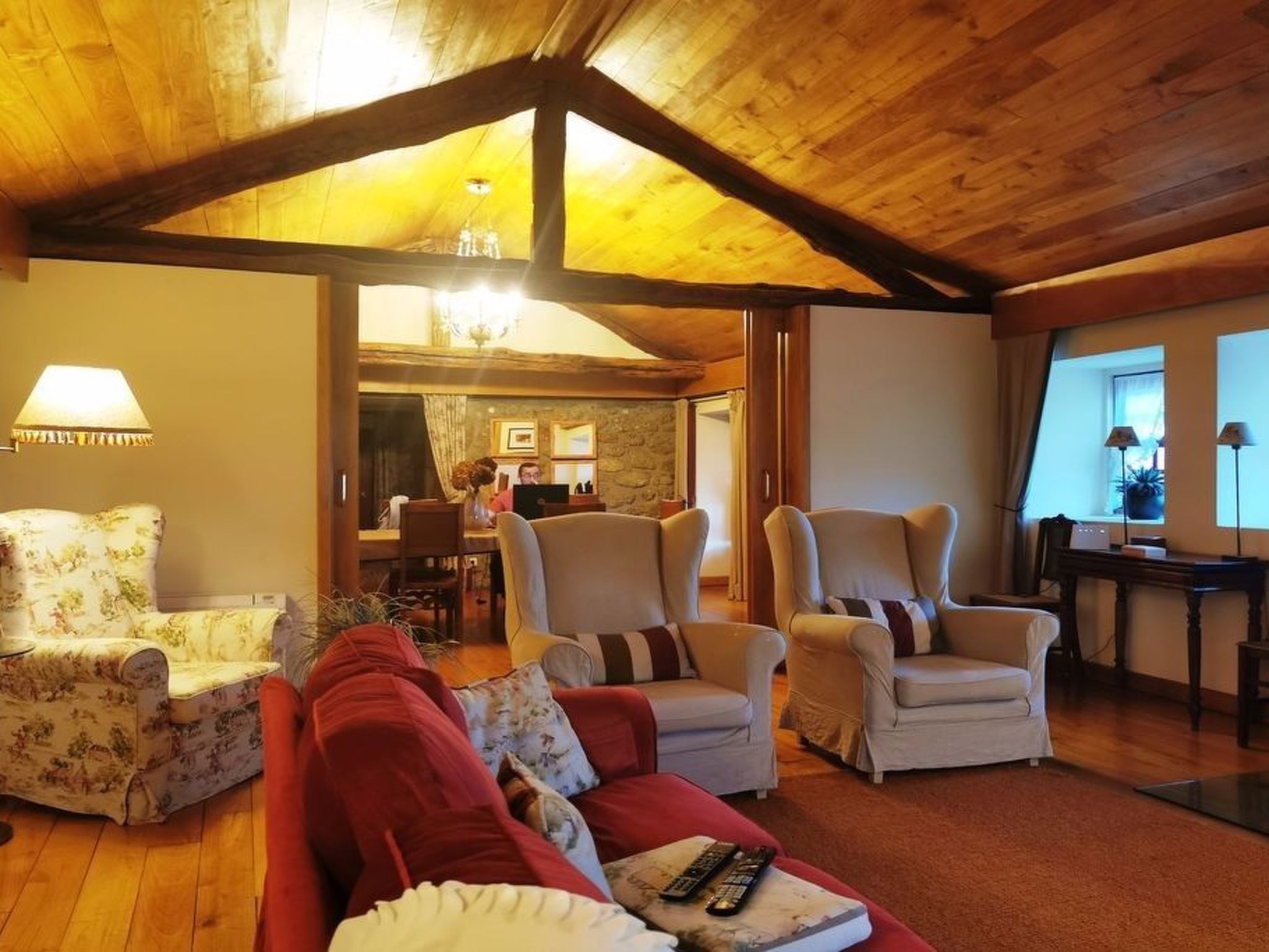 Fabelhafter Pool in einer atemberaubenden Landschaft-Drinnen