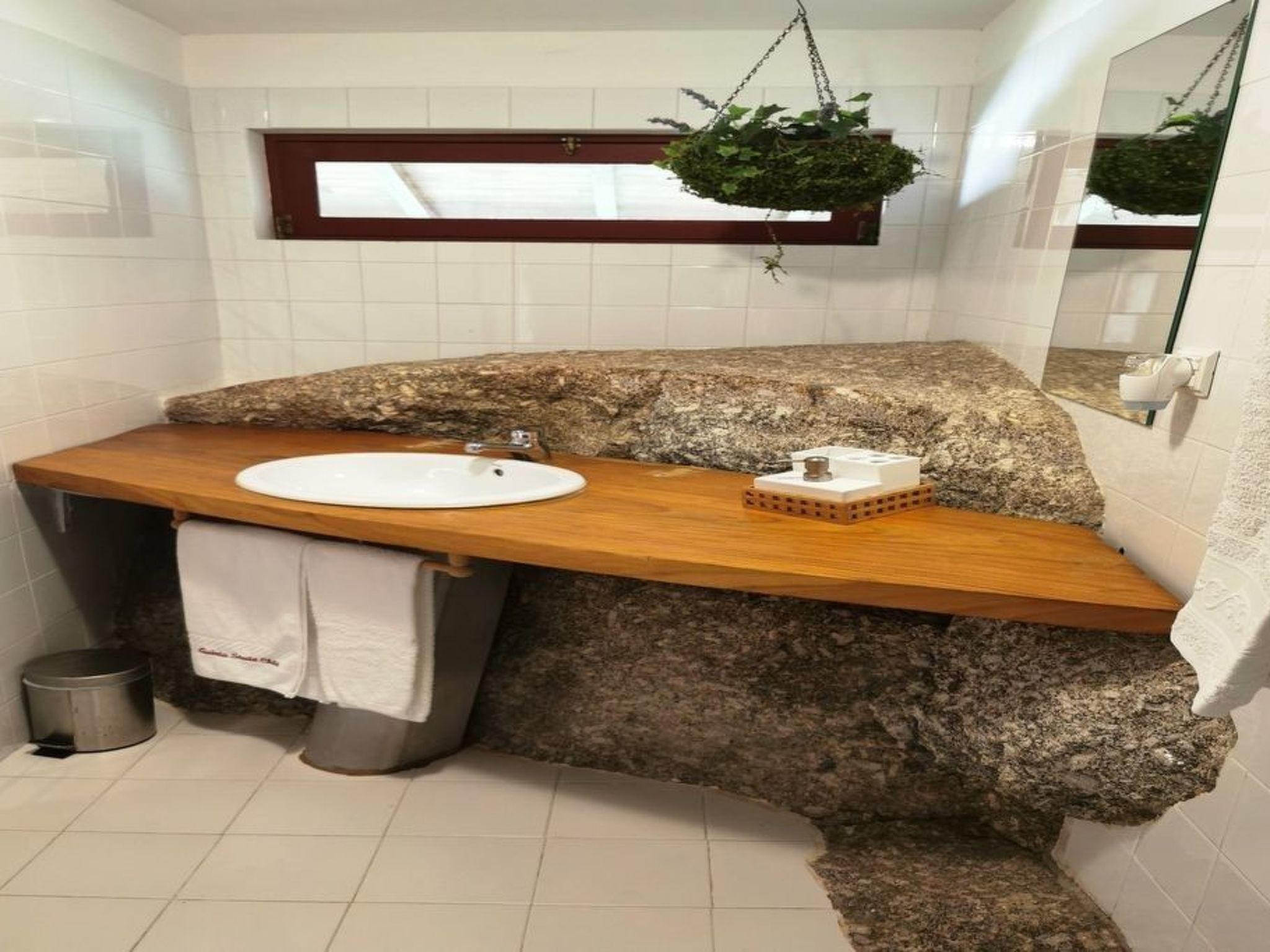 Fabelhafter Pool in einer atemberaubenden Landschaft-Drinnen