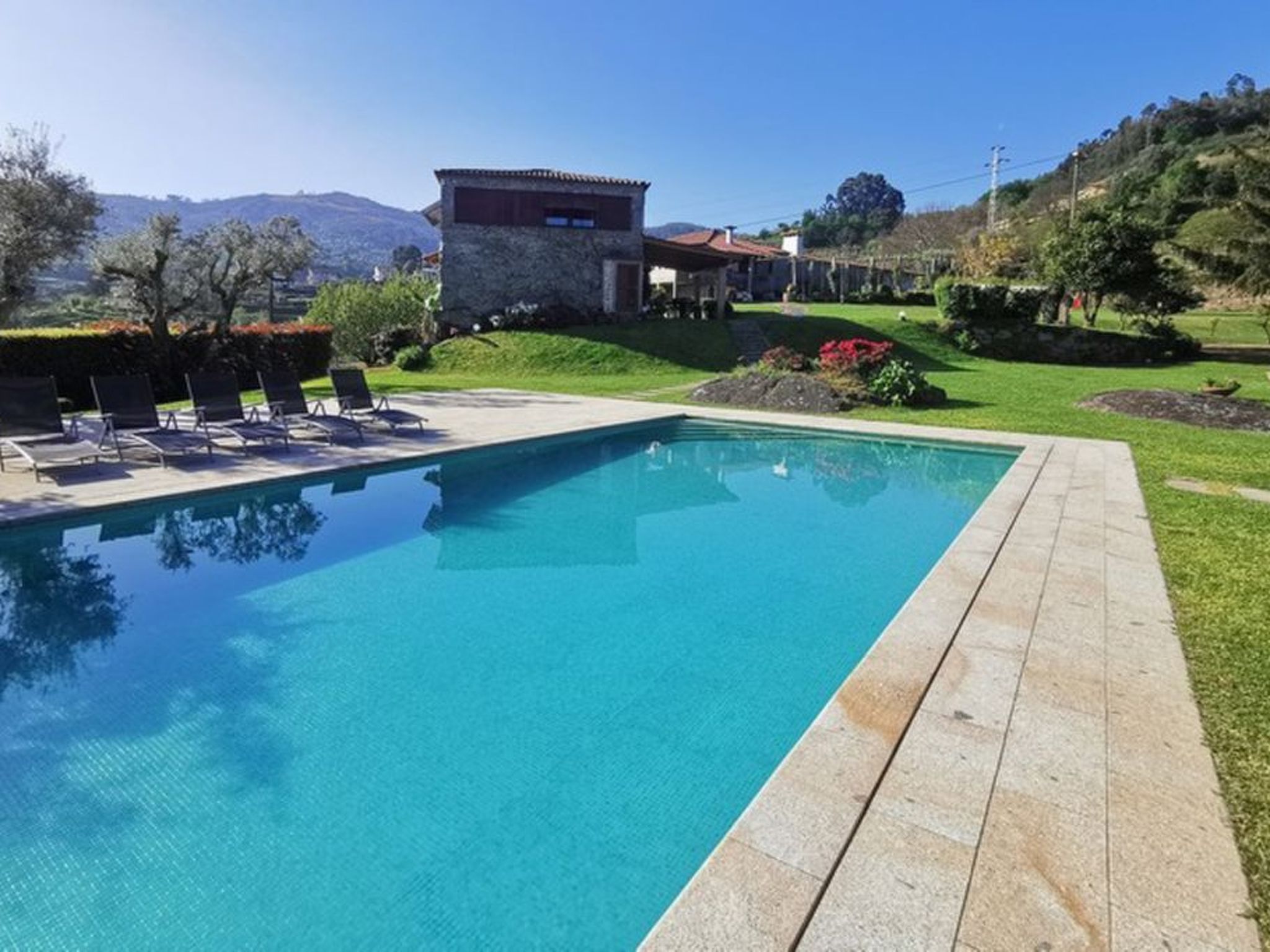 Fabelhafter Pool in einer atemberaubenden Landschaft — Pool Outdoor (2 of 40)