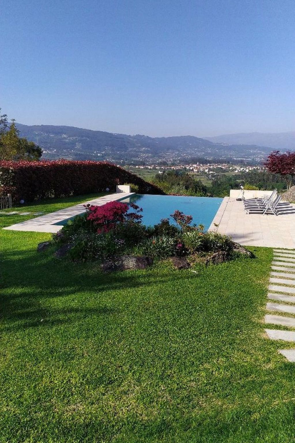 Fabelhafter Pool in einer atemberaubenden Landschaft-Draußen