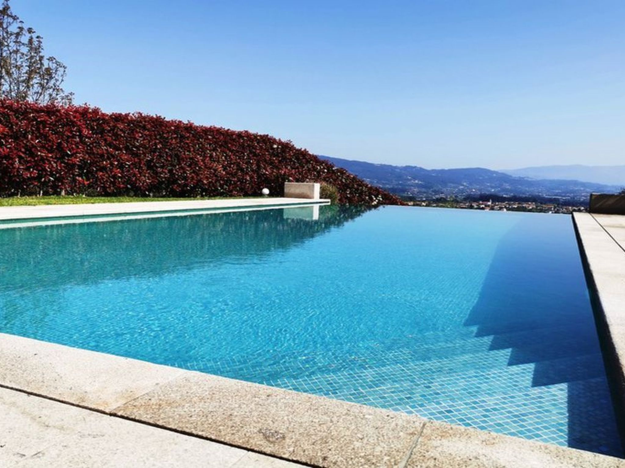 Fabelhafter Pool in einer atemberaubenden Landschaft-Draußen