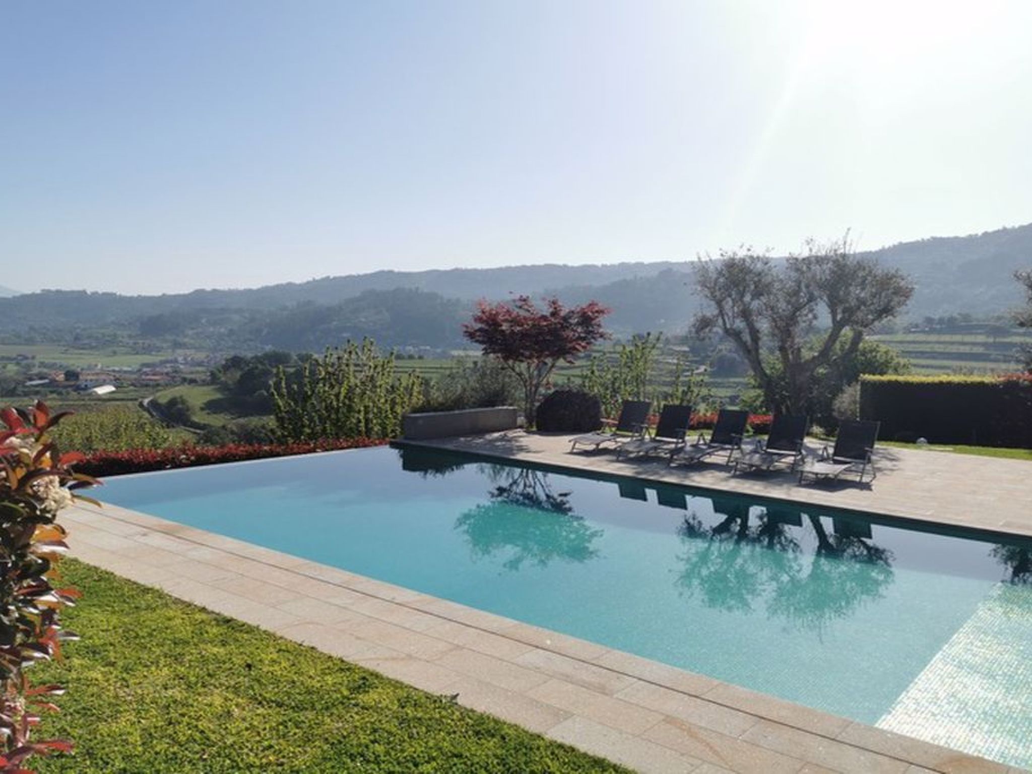 Fabelhafter Pool in einer atemberaubenden Landschaft-Draußen