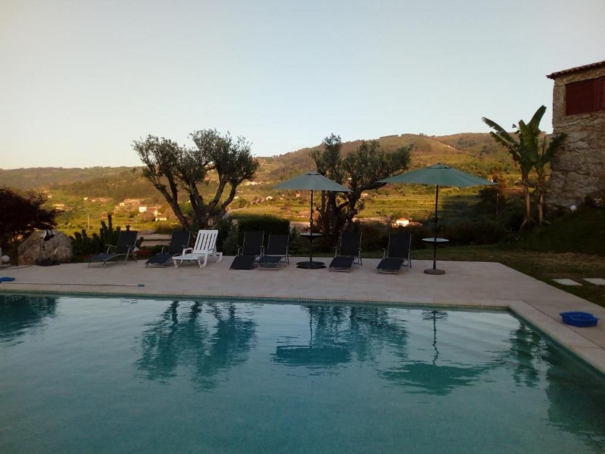 Fabelhafter Pool in einer atemberaubenden Landschaft-Draußen