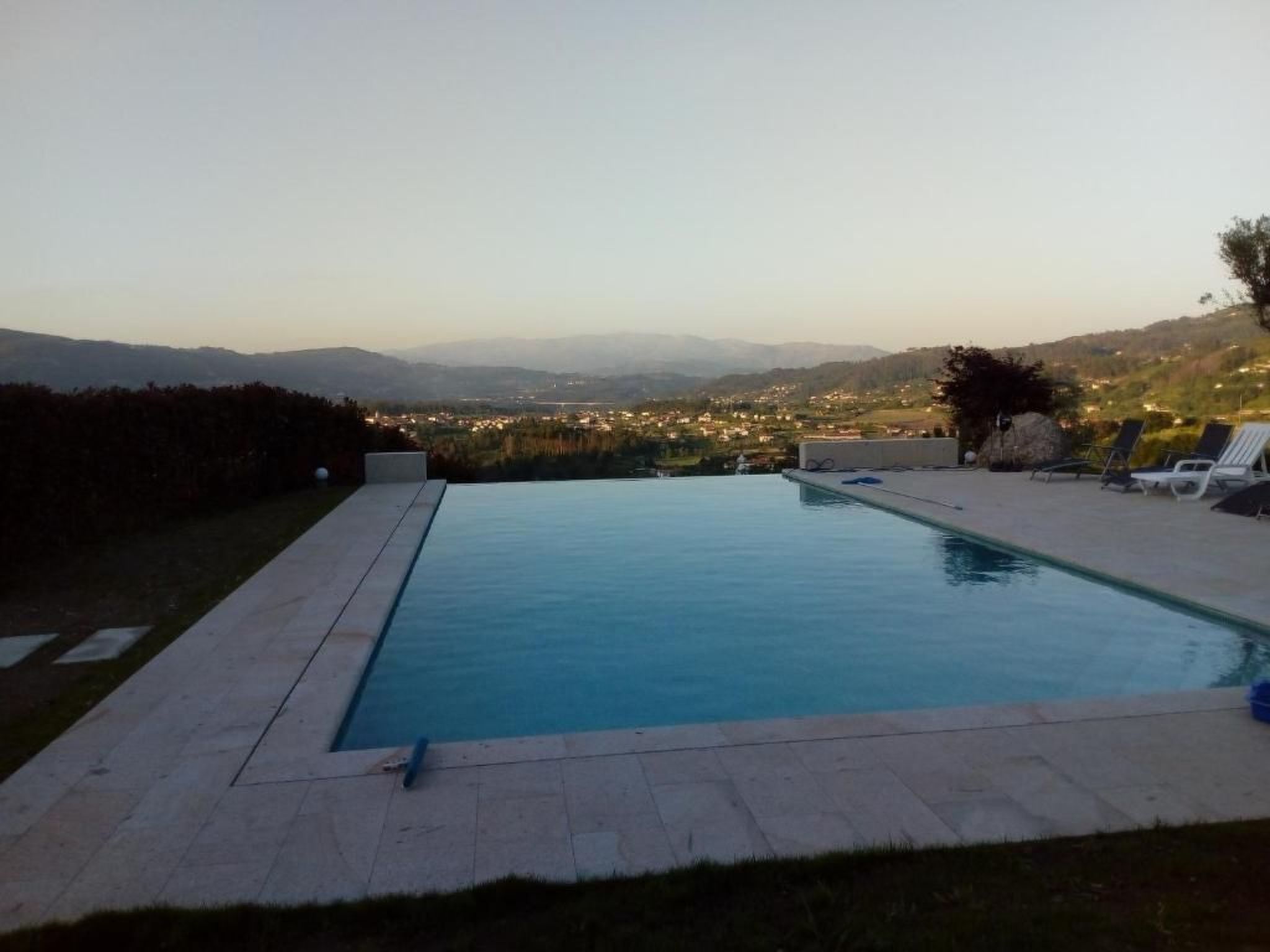 Fabelhafter Pool in einer atemberaubenden Landschaft-Draußen