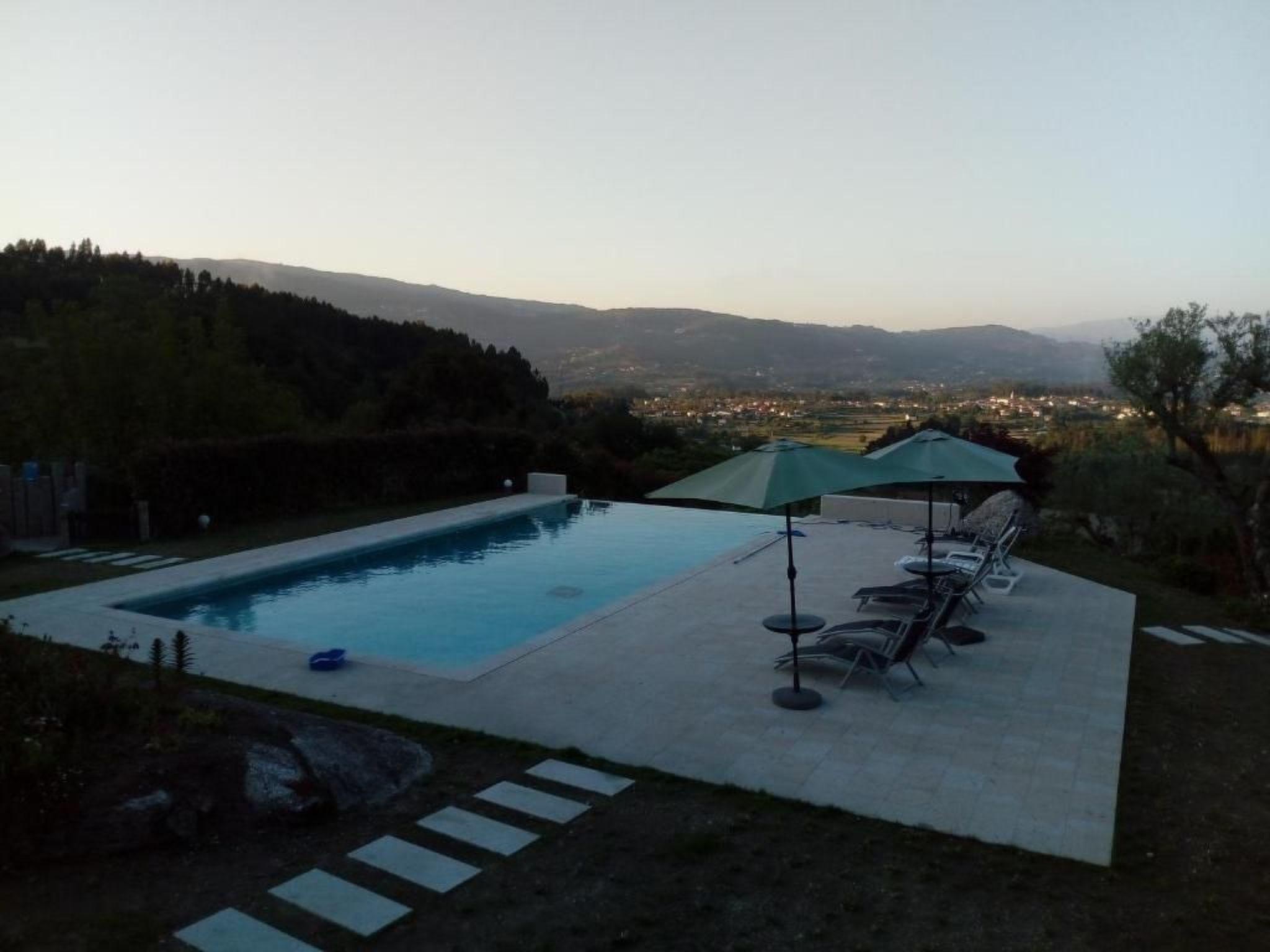 Fabelhafter Pool in einer atemberaubenden Landschaft-Draußen