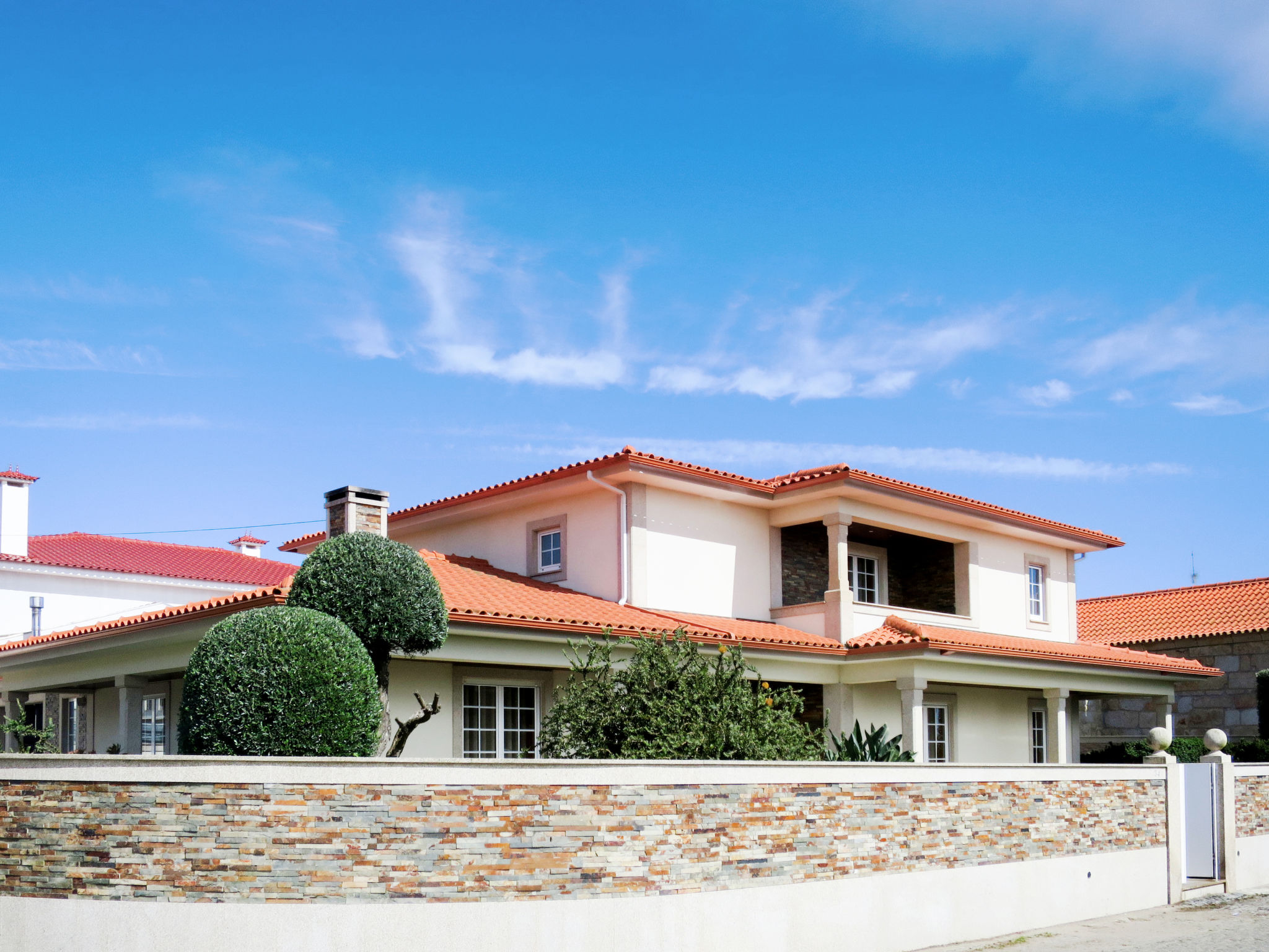 "Mar", huis 6-kamers 340 m2 op 2 verdiepingen. Mooi en smaakvol ingericht: woon-/eetkamer met open haard, eettafel, Sat-TV en radio. Uitgang naar het terras. 1 kamer met 1 2-pers bed (160 cm, lengte 2..