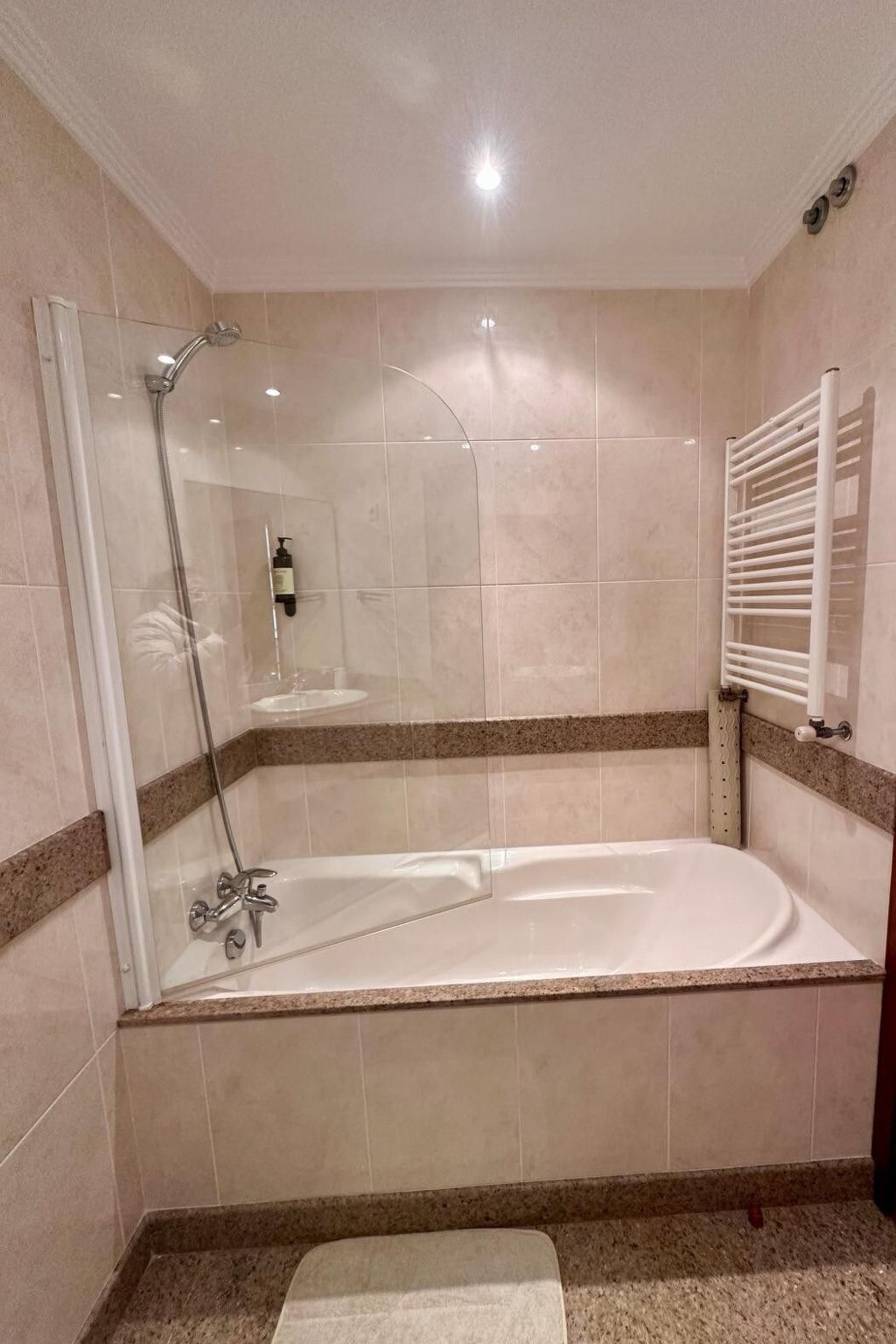 First Line Strandpromenade-Drinnen