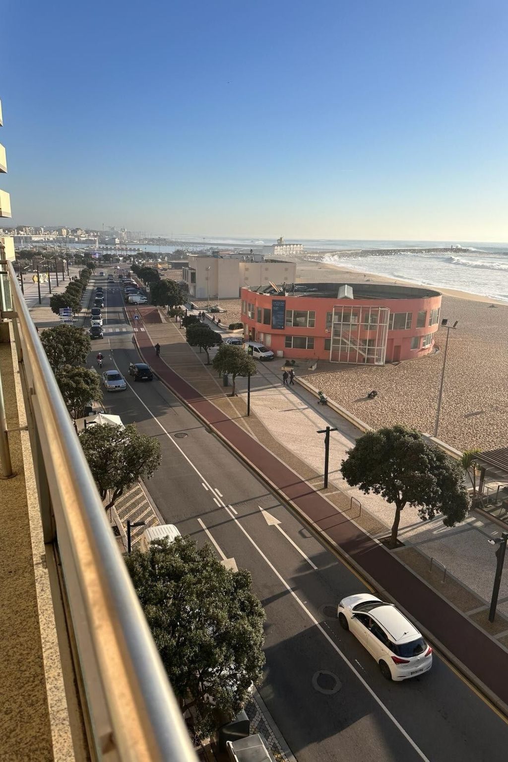 First Line Strandpromenade-Draußen