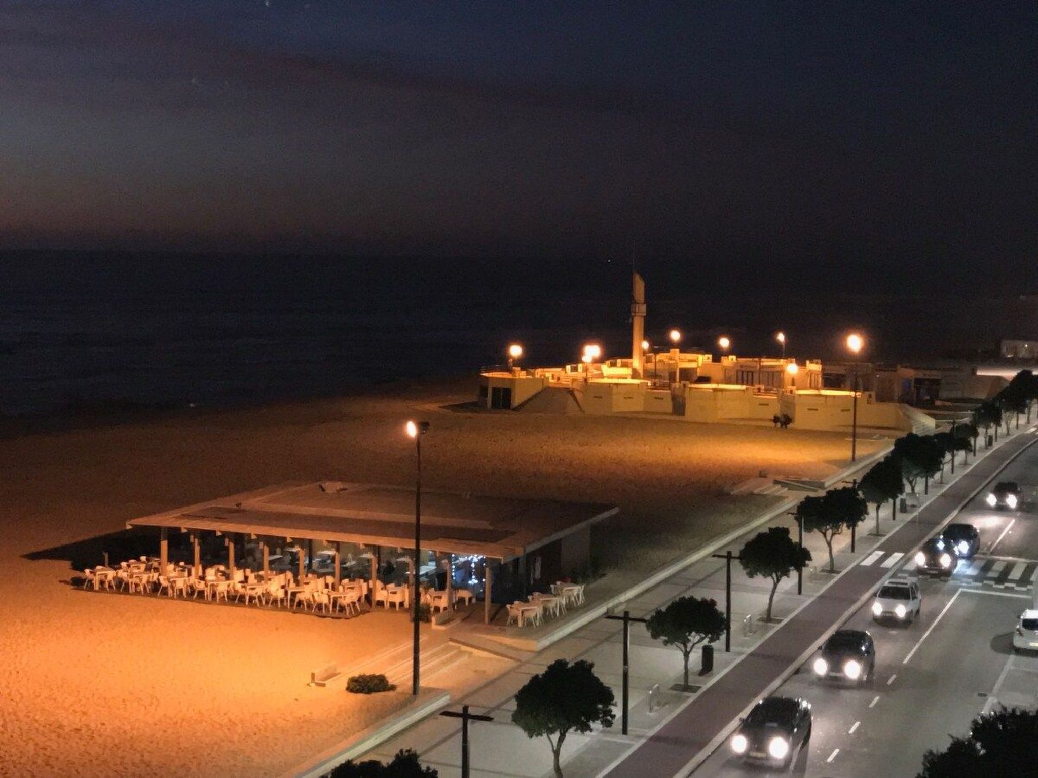 First Line Strandpromenade-Draußen