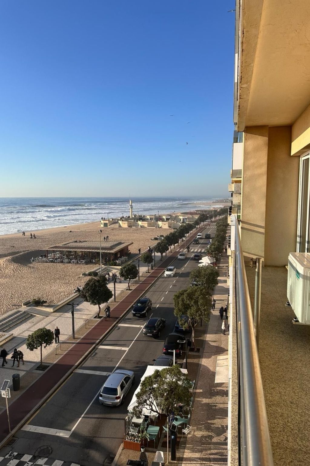 First Line Strandpromenade-Draußen