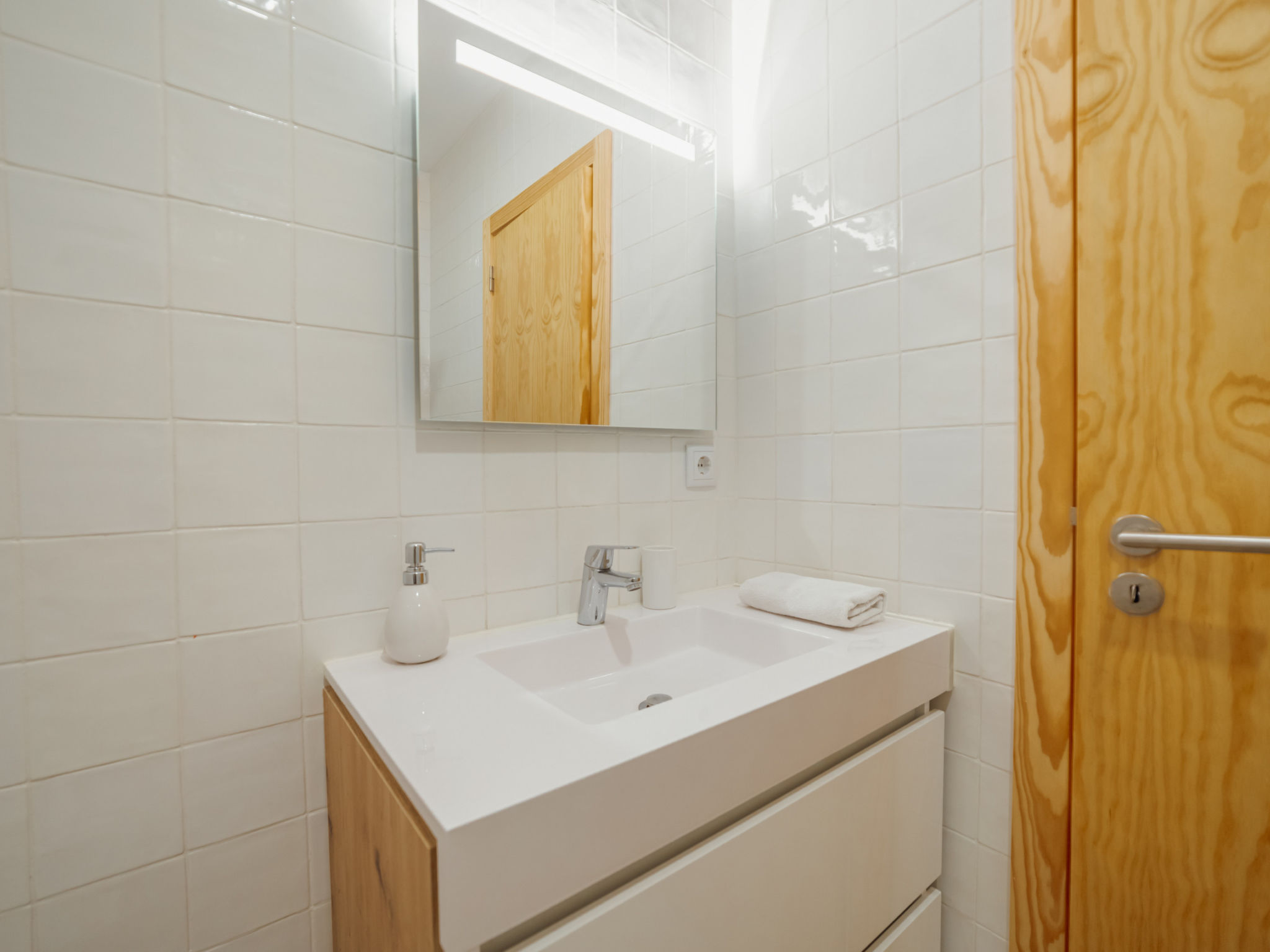 GOOD MORNING APARTMENT with GARAGE by VACATIONY - Binnen